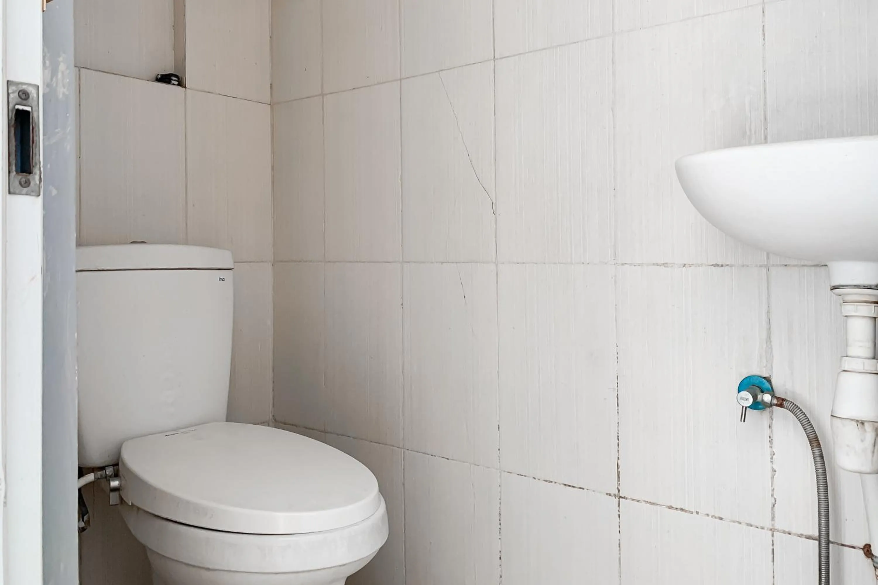 Bathroom in Karins Guesthouse Syariah RedPartner