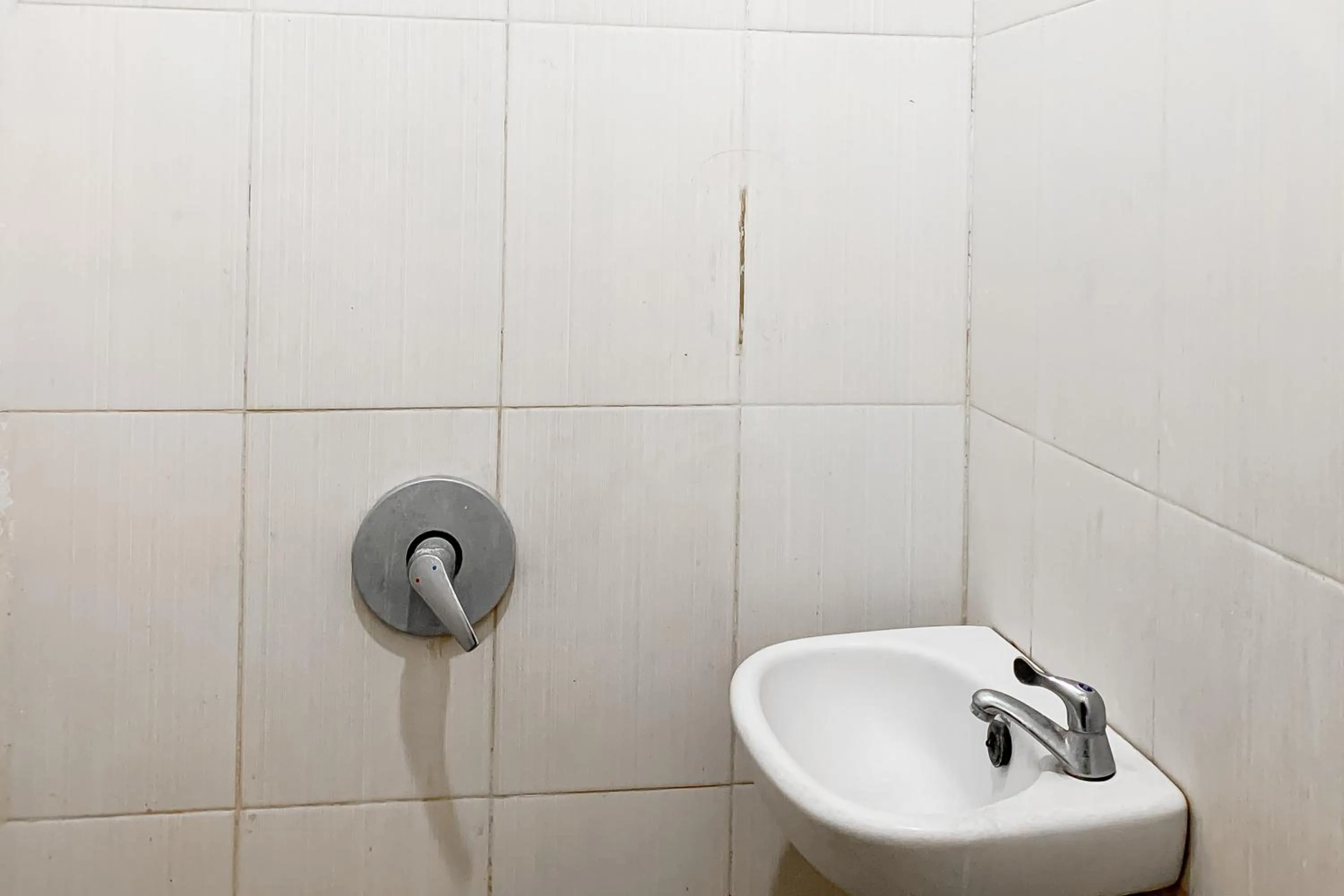 Bathroom in Karins Guesthouse Syariah RedPartner