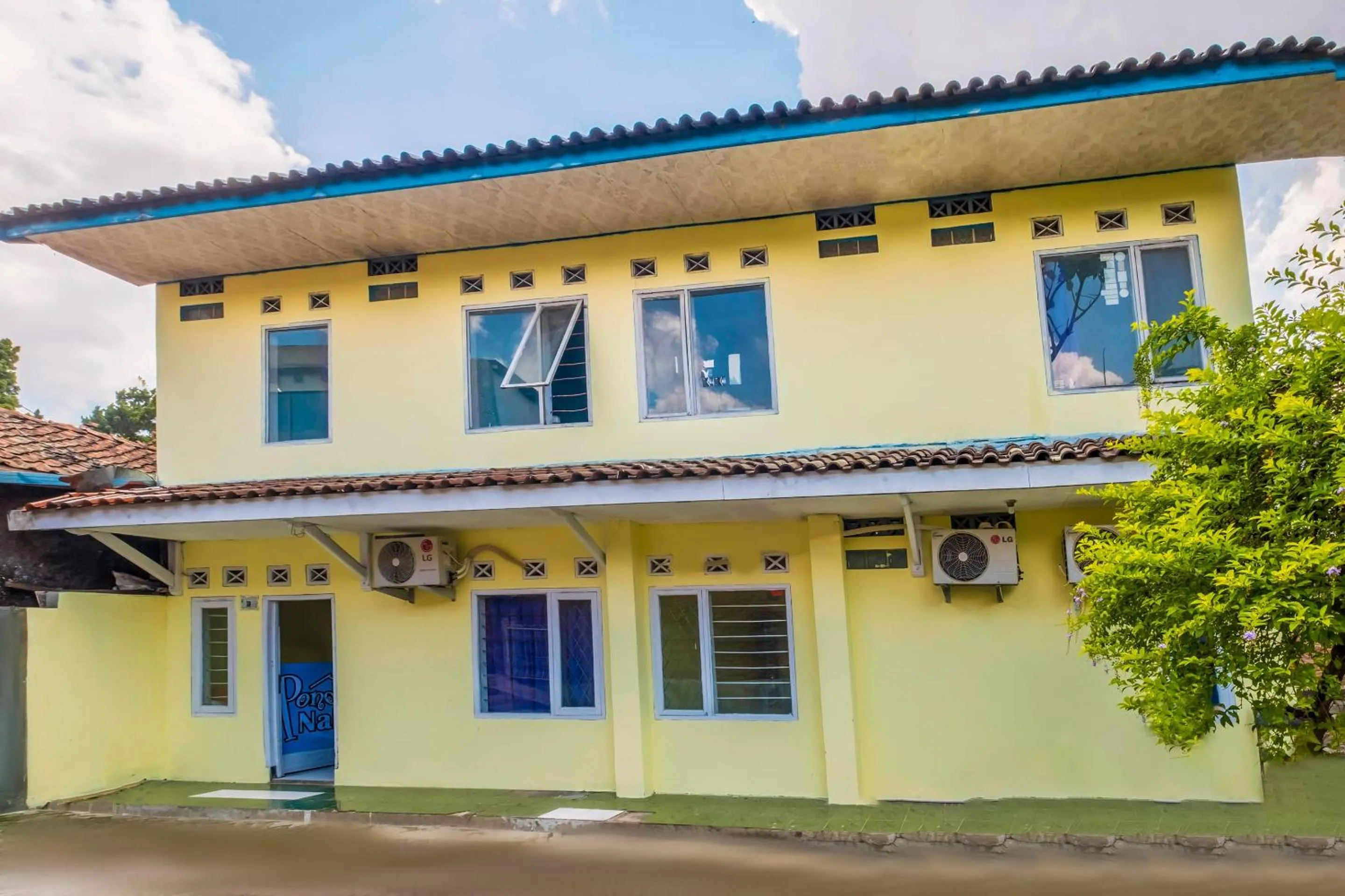 Facade/entrance in Hotel O Pondok Nabil