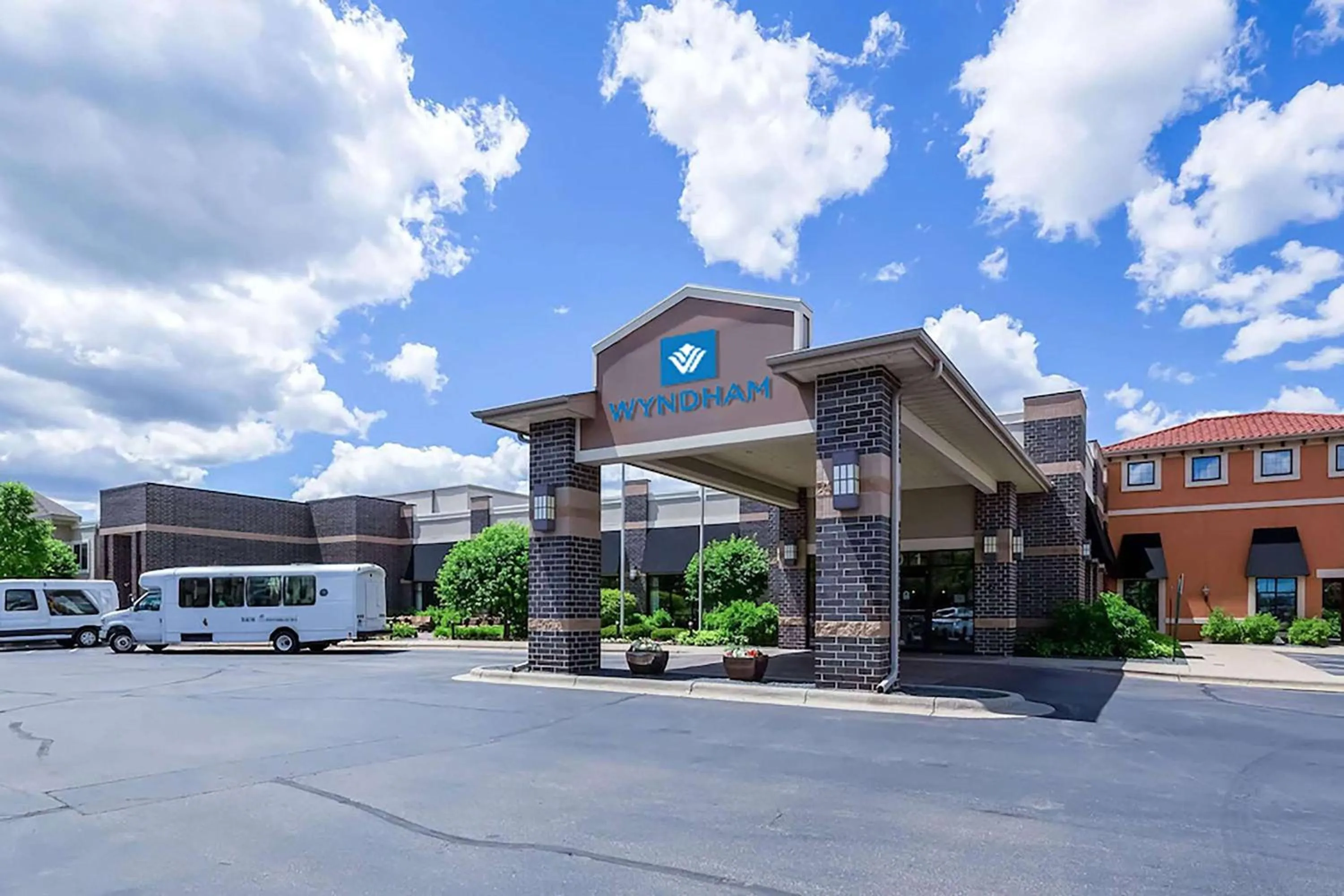 Property building in Wyndham Bloomington - Mall of America