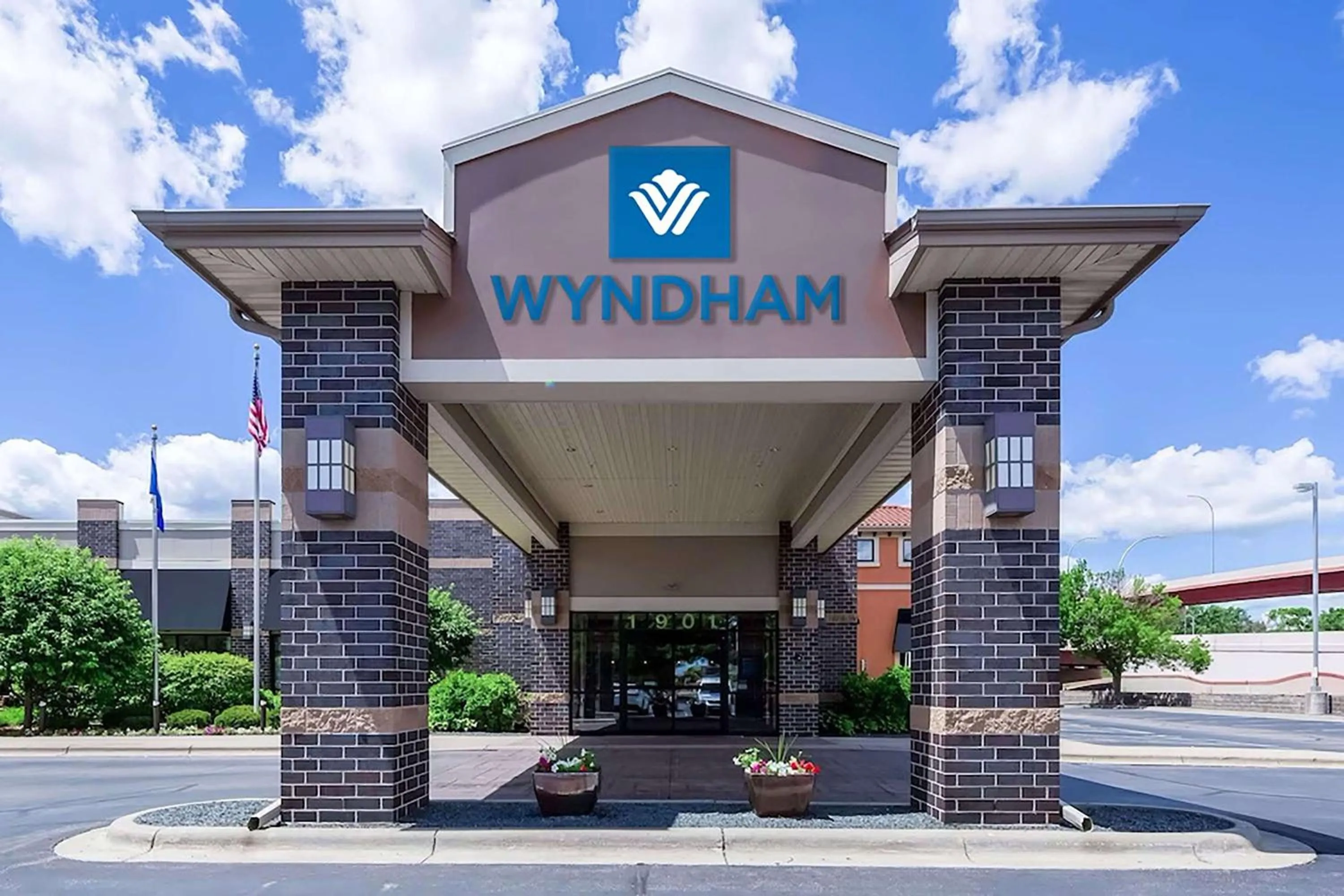 Property building in Wyndham Bloomington - Mall of America