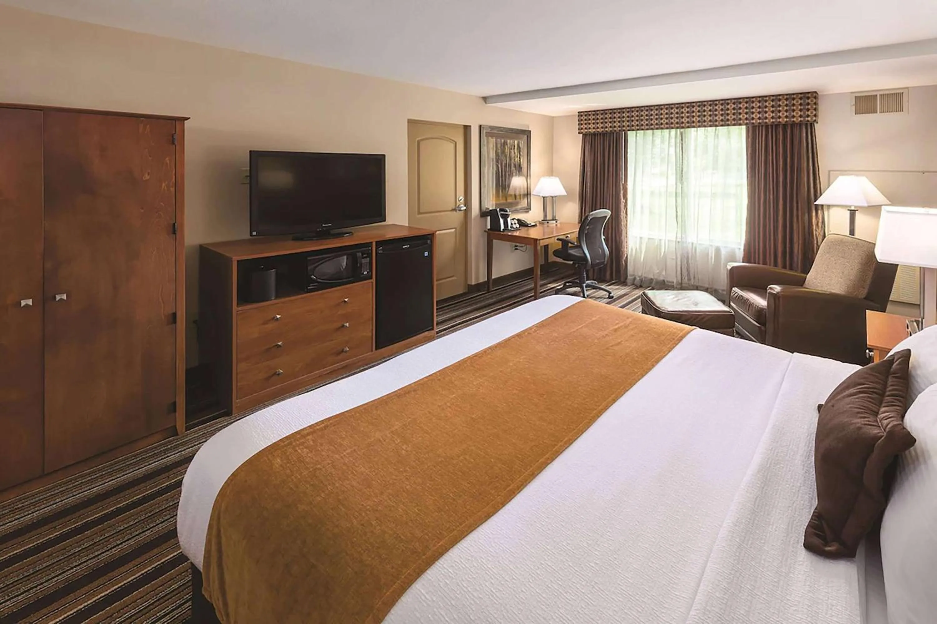 Photo of the whole room, Bed in Wyndham Bloomington - Mall of America