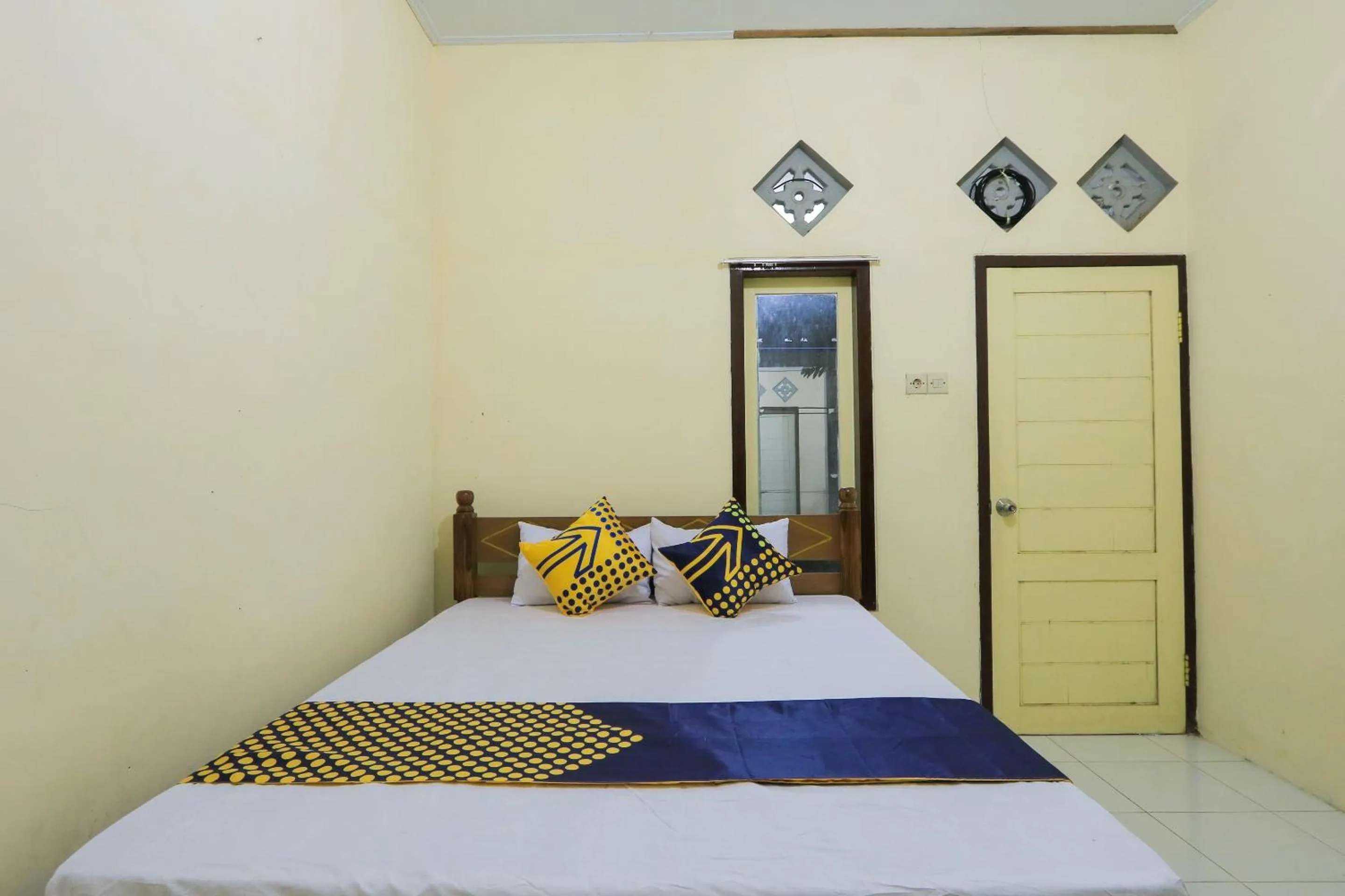 Bedroom, Bed in OYO 2371 Islami Family Residence
