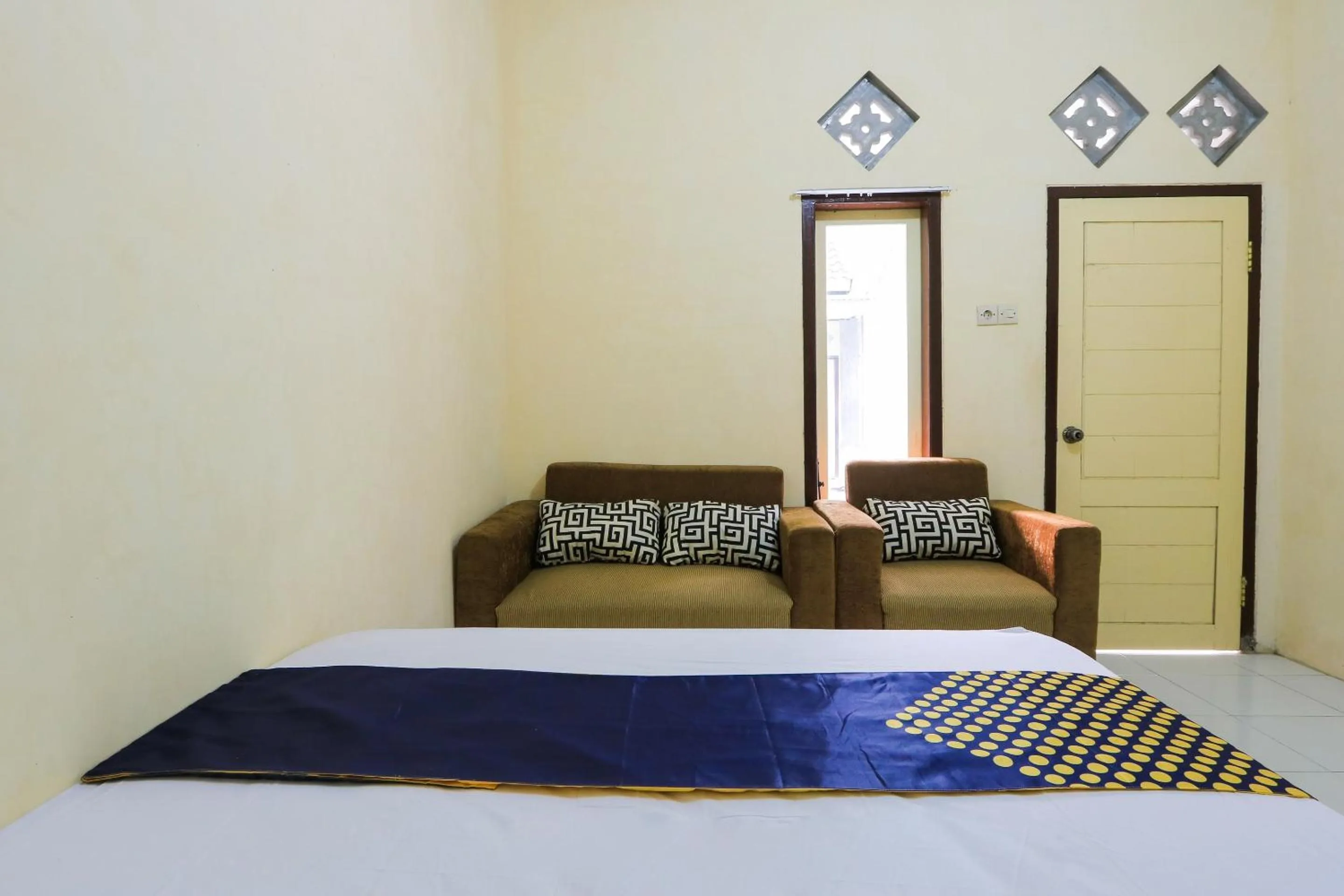 Bedroom, Bed in OYO 2371 Islami Family Residence