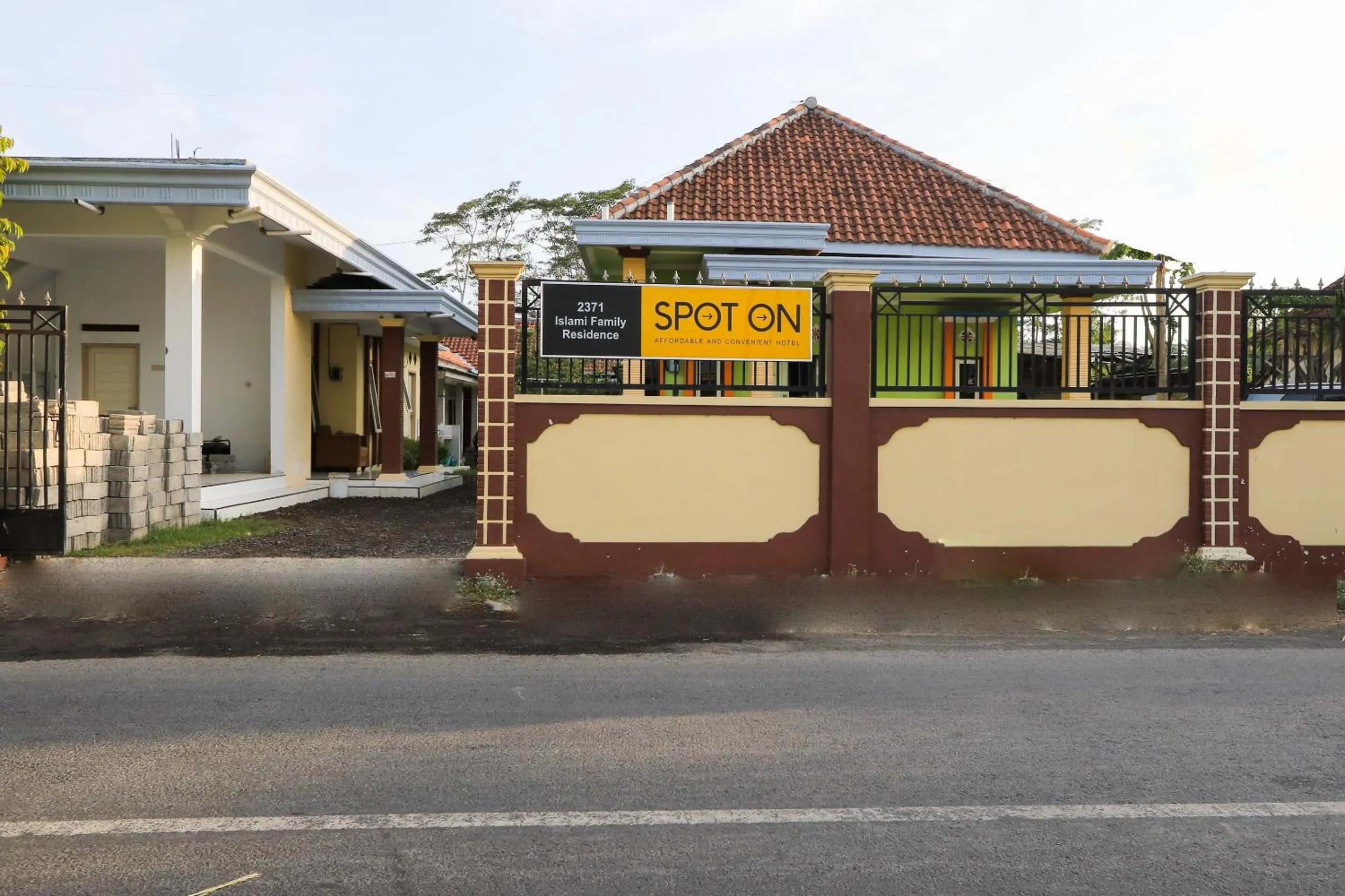 Facade/entrance in OYO 2371 Islami Family Residence