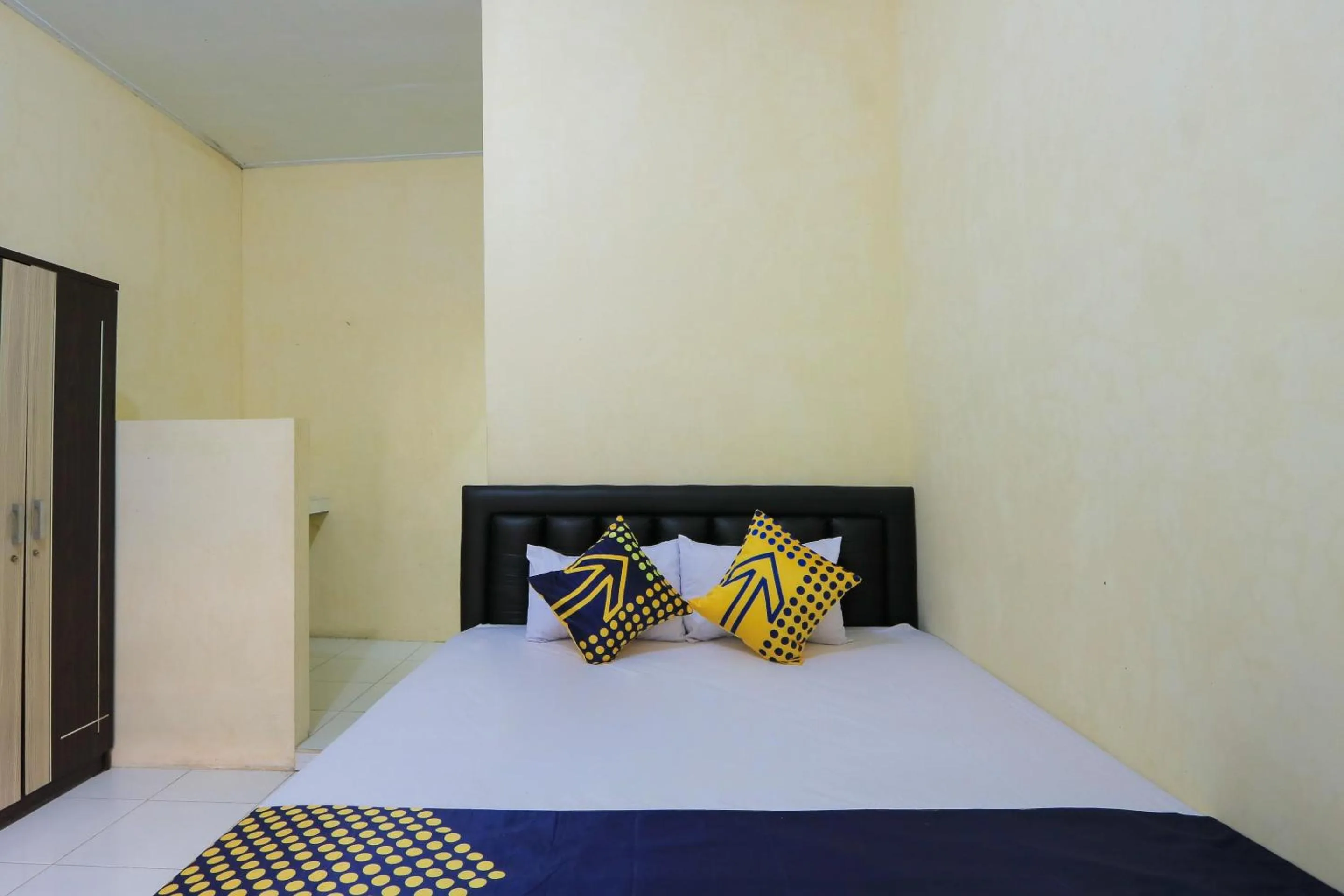 Bedroom, Bed in OYO 2371 Islami Family Residence