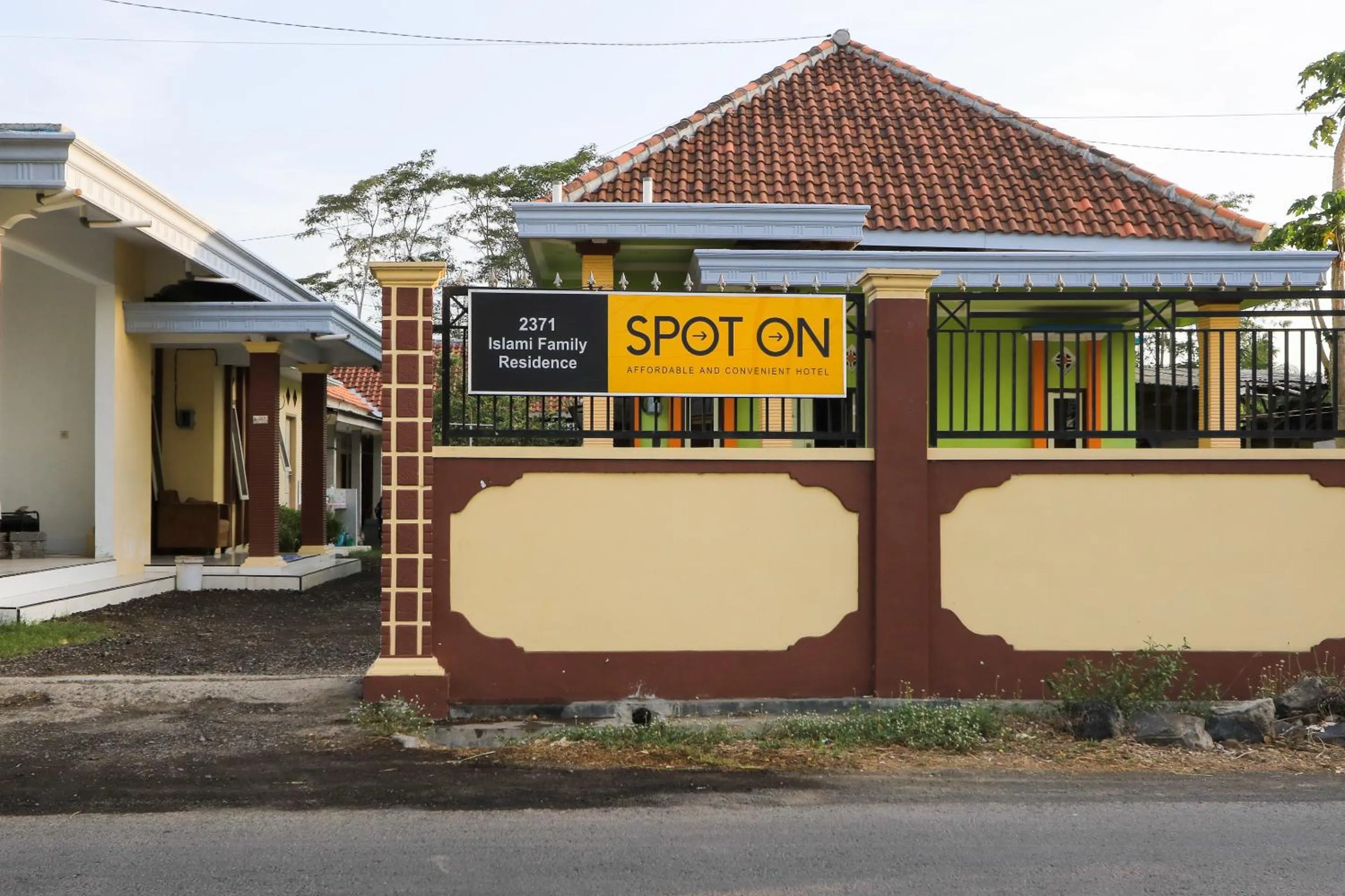 Property building in OYO 2371 Islami Family Residence