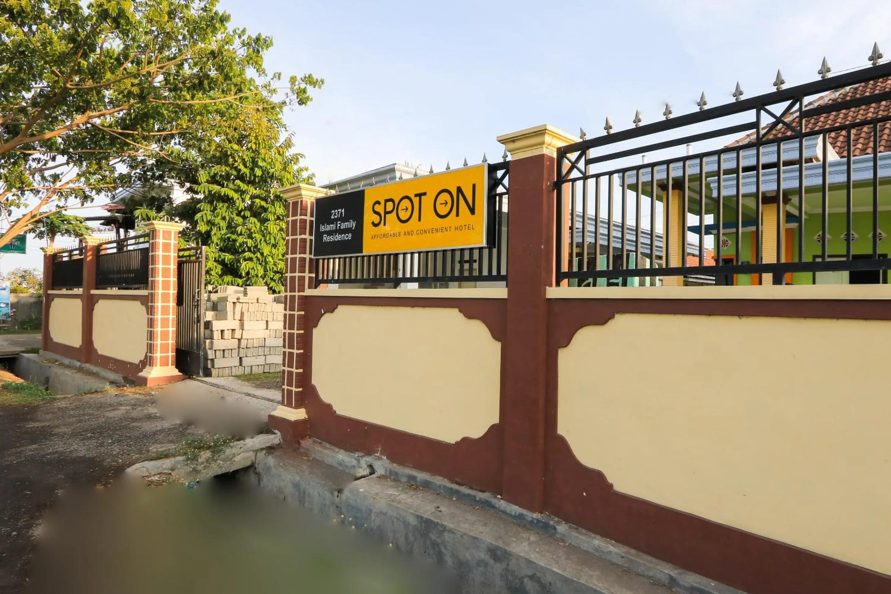 Facade/entrance in OYO 2371 Islami Family Residence