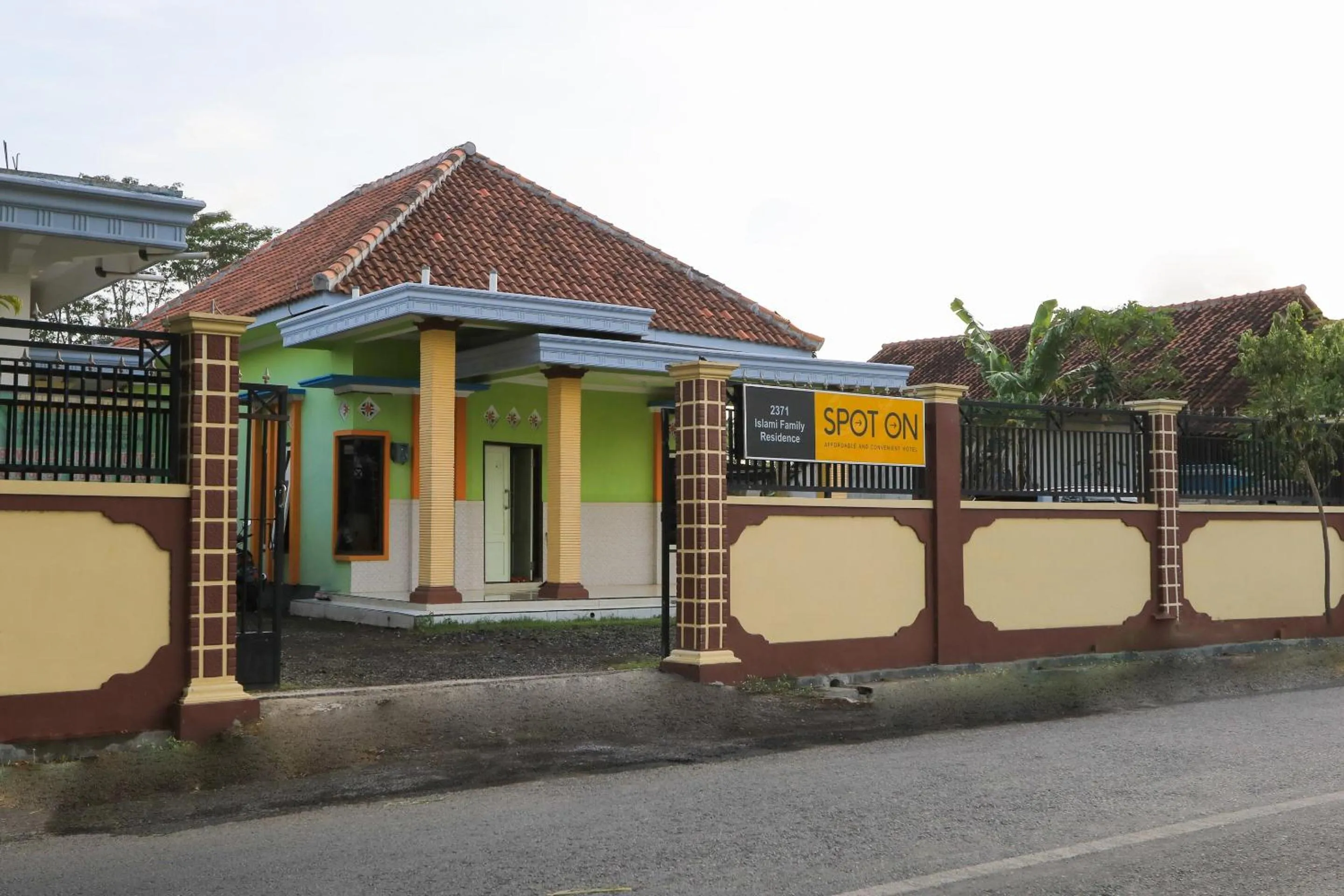 Facade/entrance in OYO 2371 Islami Family Residence