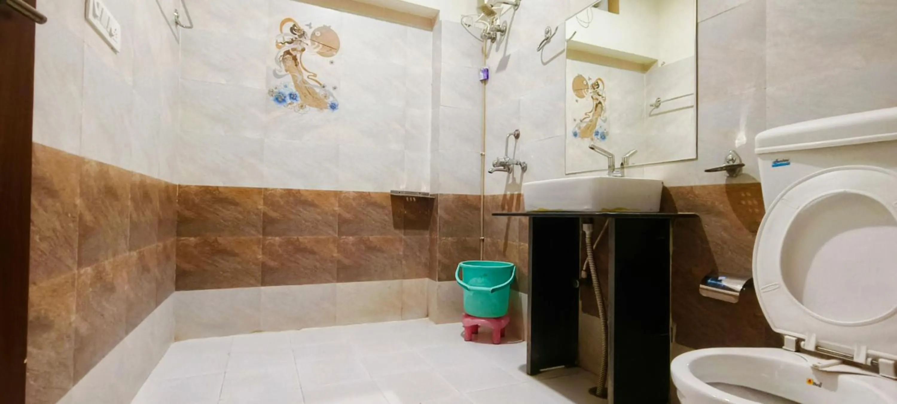 Bathroom in Hotel Prabhat Palace