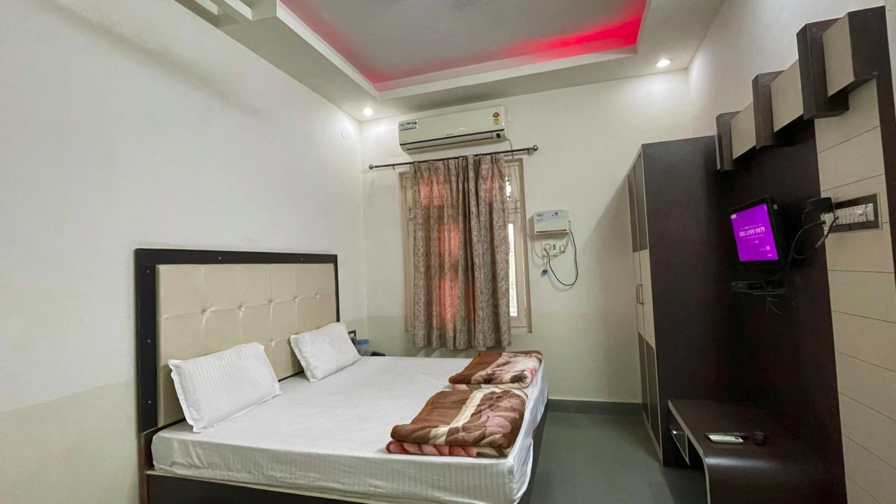 Bed in Hotel Prabhat Palace