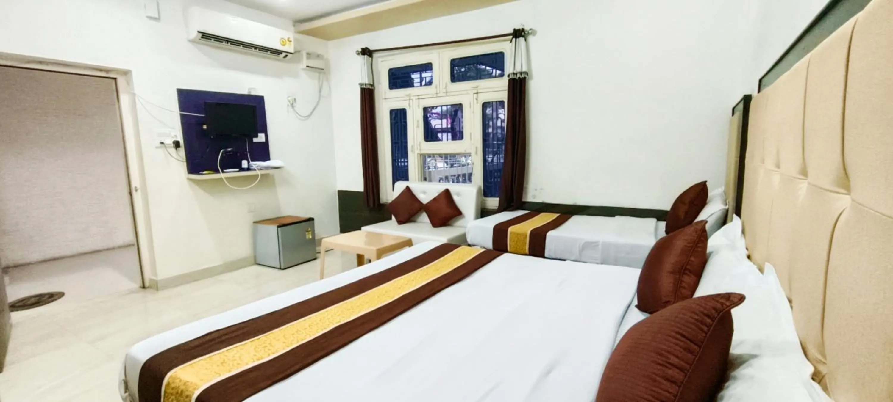 TV and multimedia in Hotel Prabhat Palace