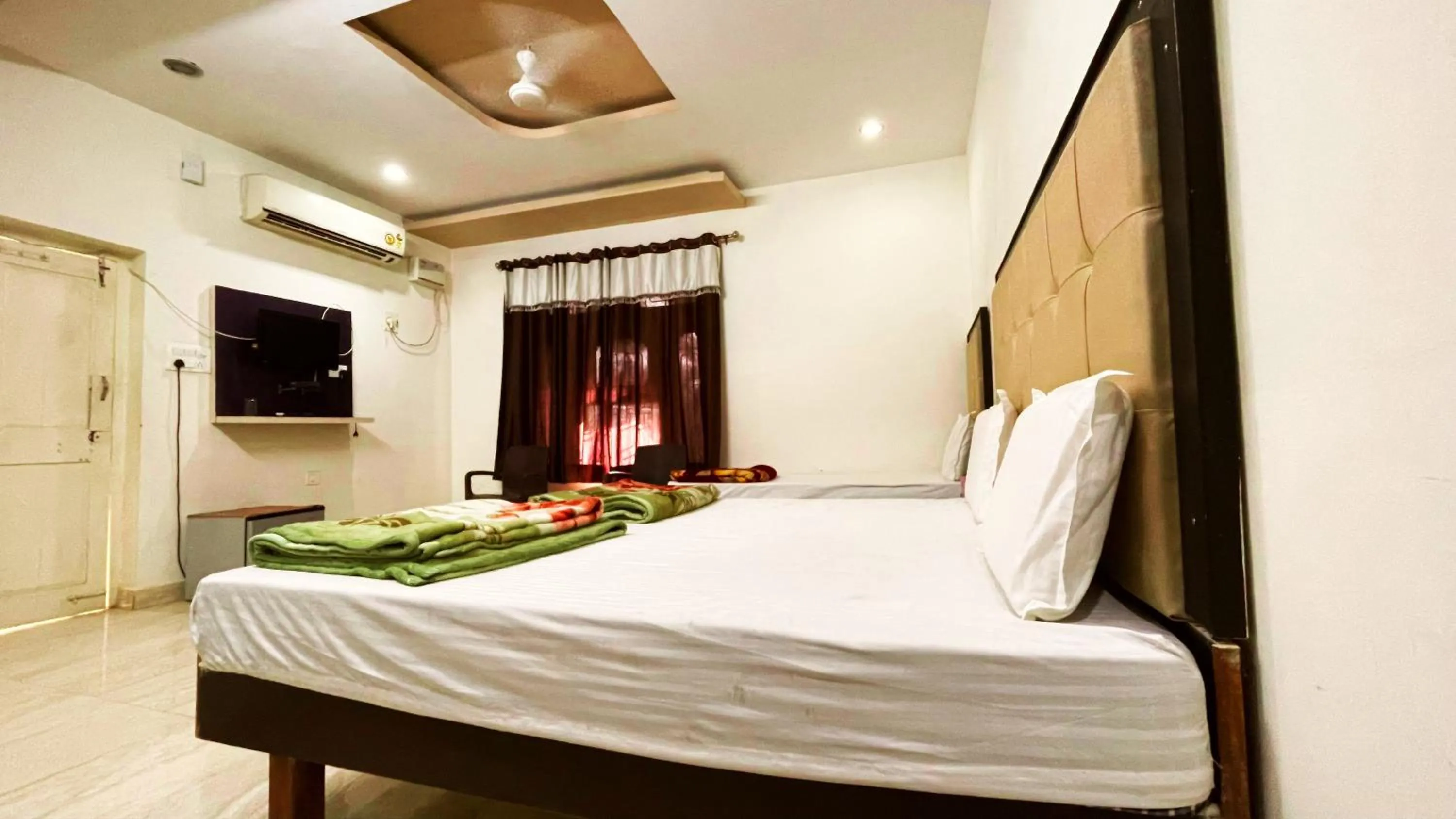 Bed in Hotel Prabhat Palace