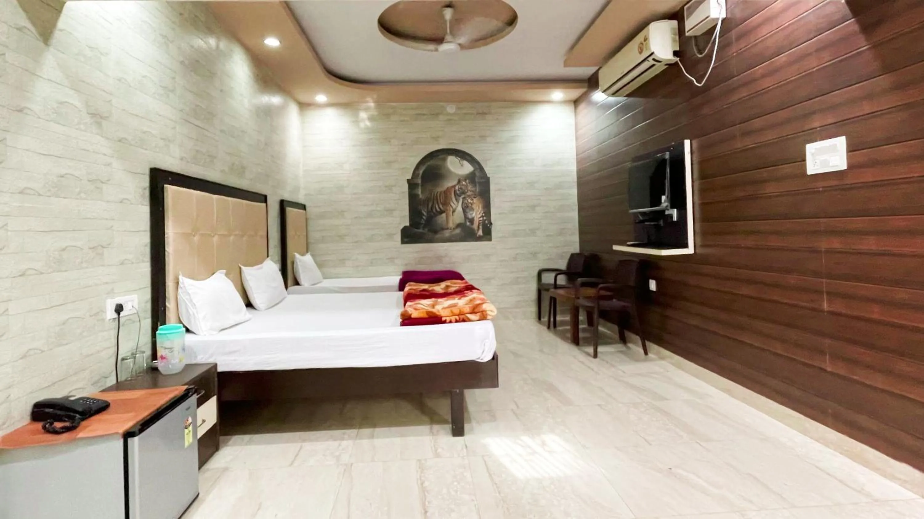Bed in Hotel Prabhat Palace