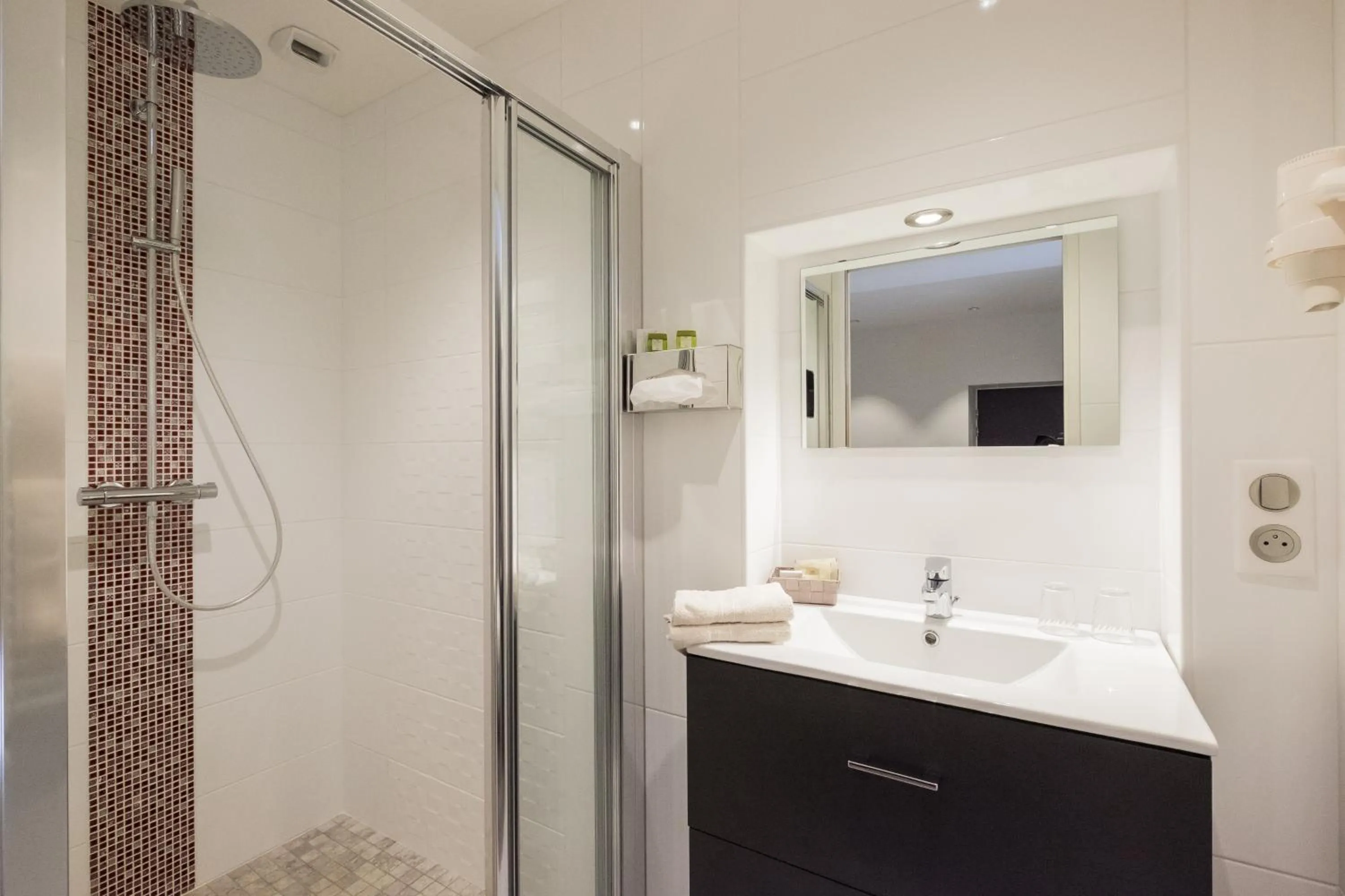Shower in Hostellerie De Bretonnière - Groupe Logis Hotels