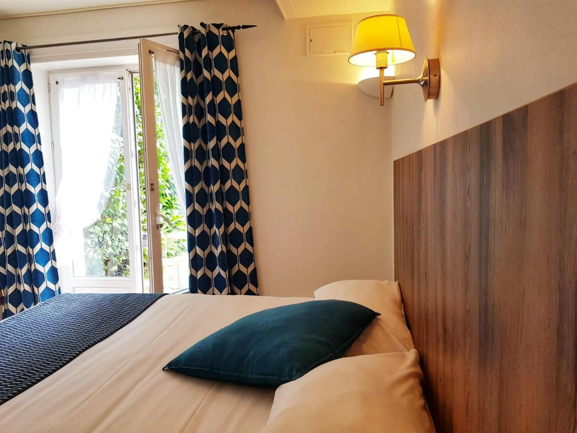 Bed in Hostellerie De Bretonnière - Groupe Logis Hotels