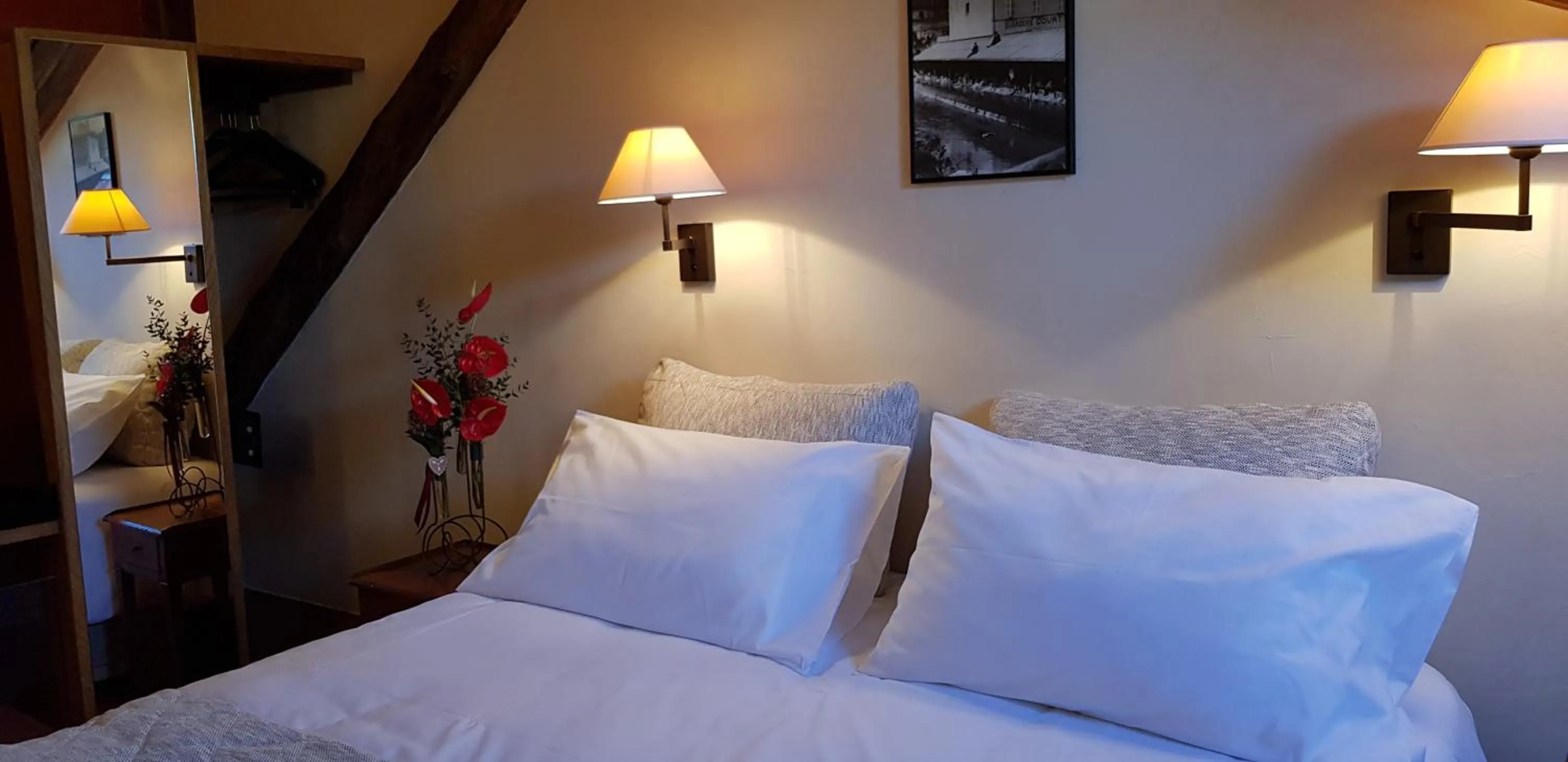 Bed in Hostellerie De Bretonnière - Groupe Logis Hotels