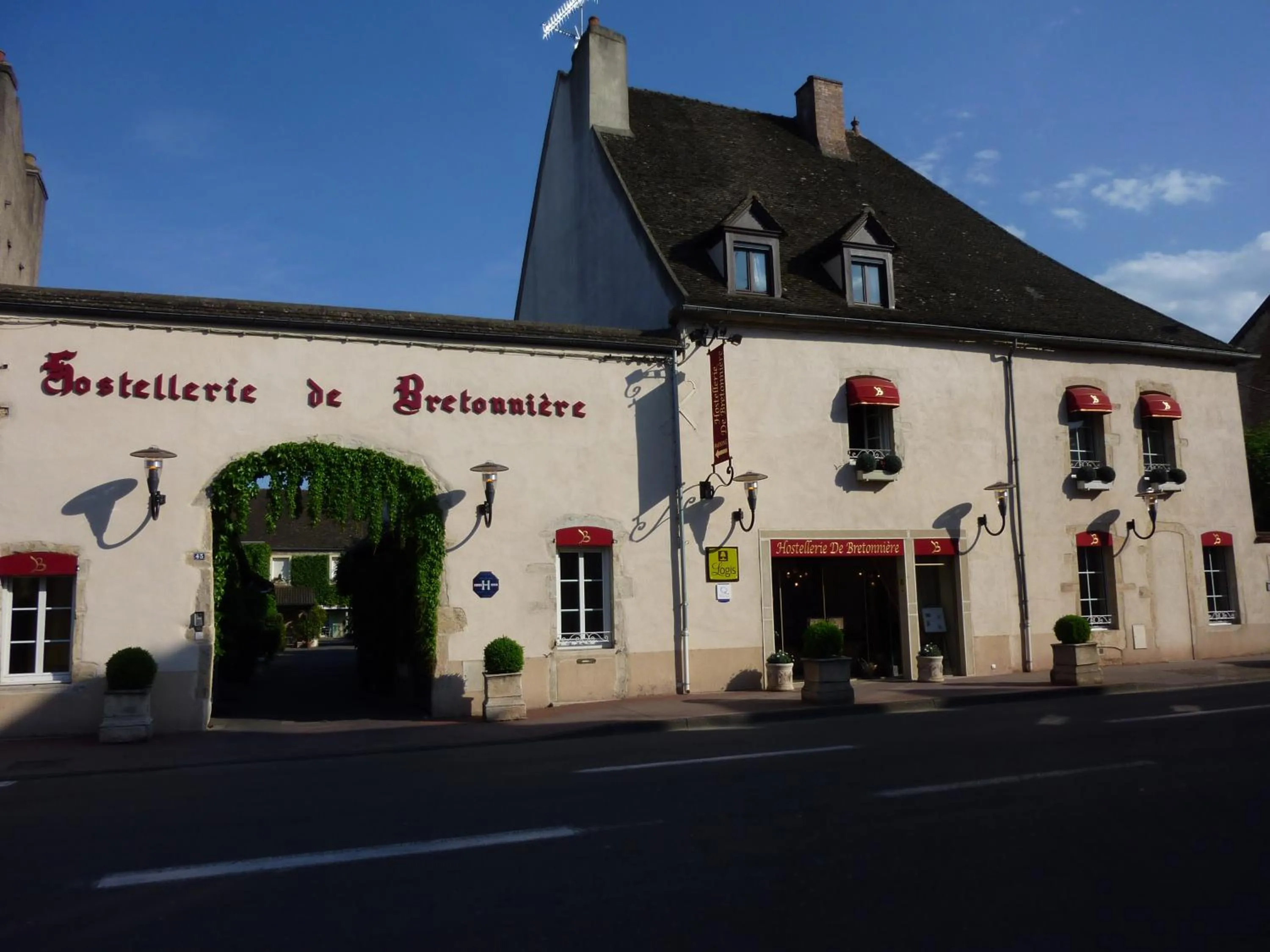 Property building in Hostellerie De Bretonnière - Groupe Logis Hotels