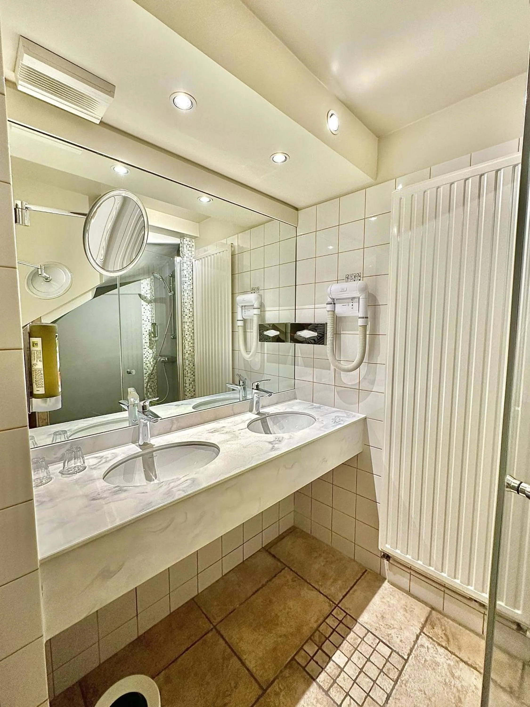 Bathroom in Hostellerie De Bretonnière - Groupe Logis Hotels