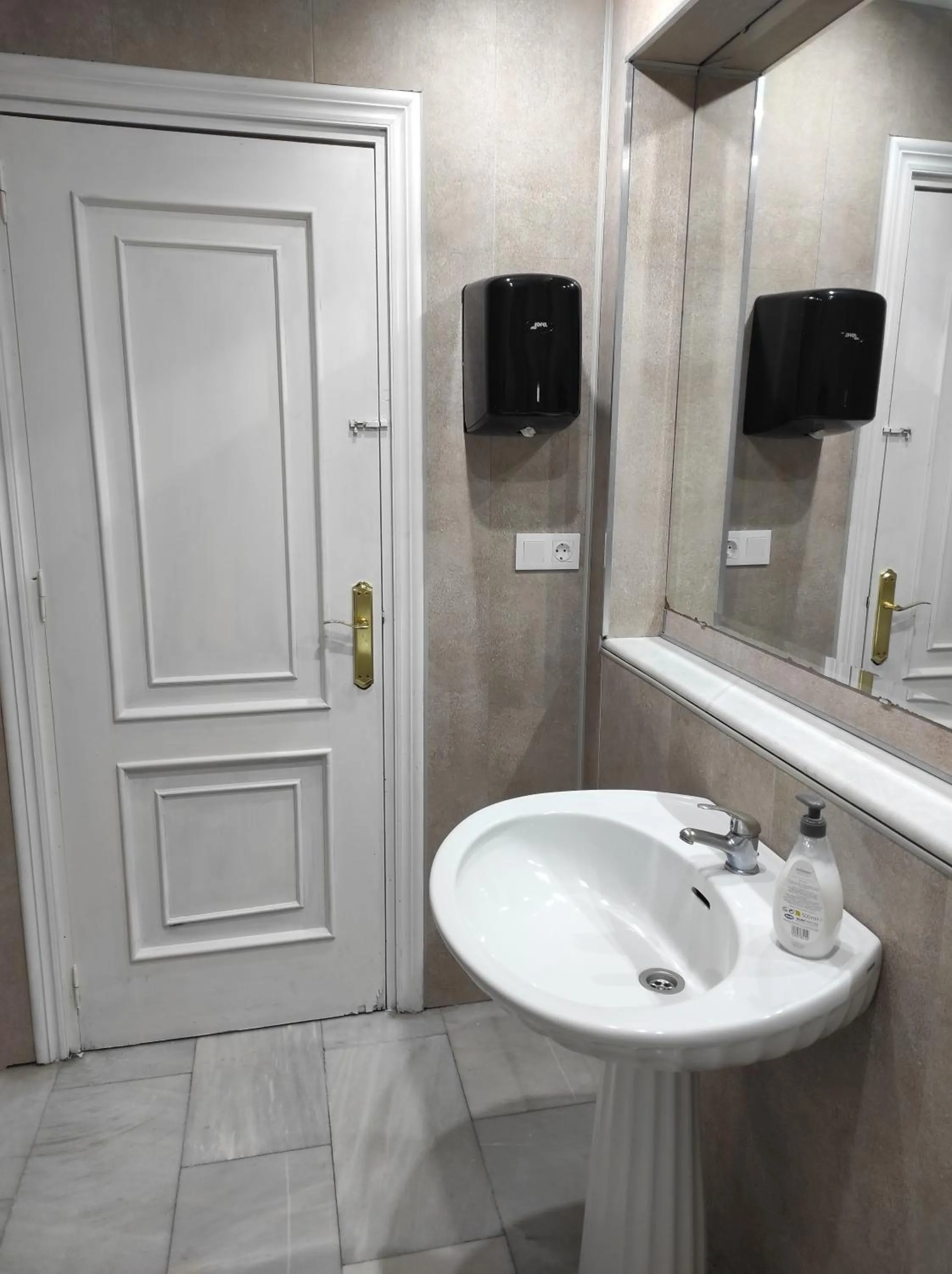 Bathroom in Granada Old Town Hostel