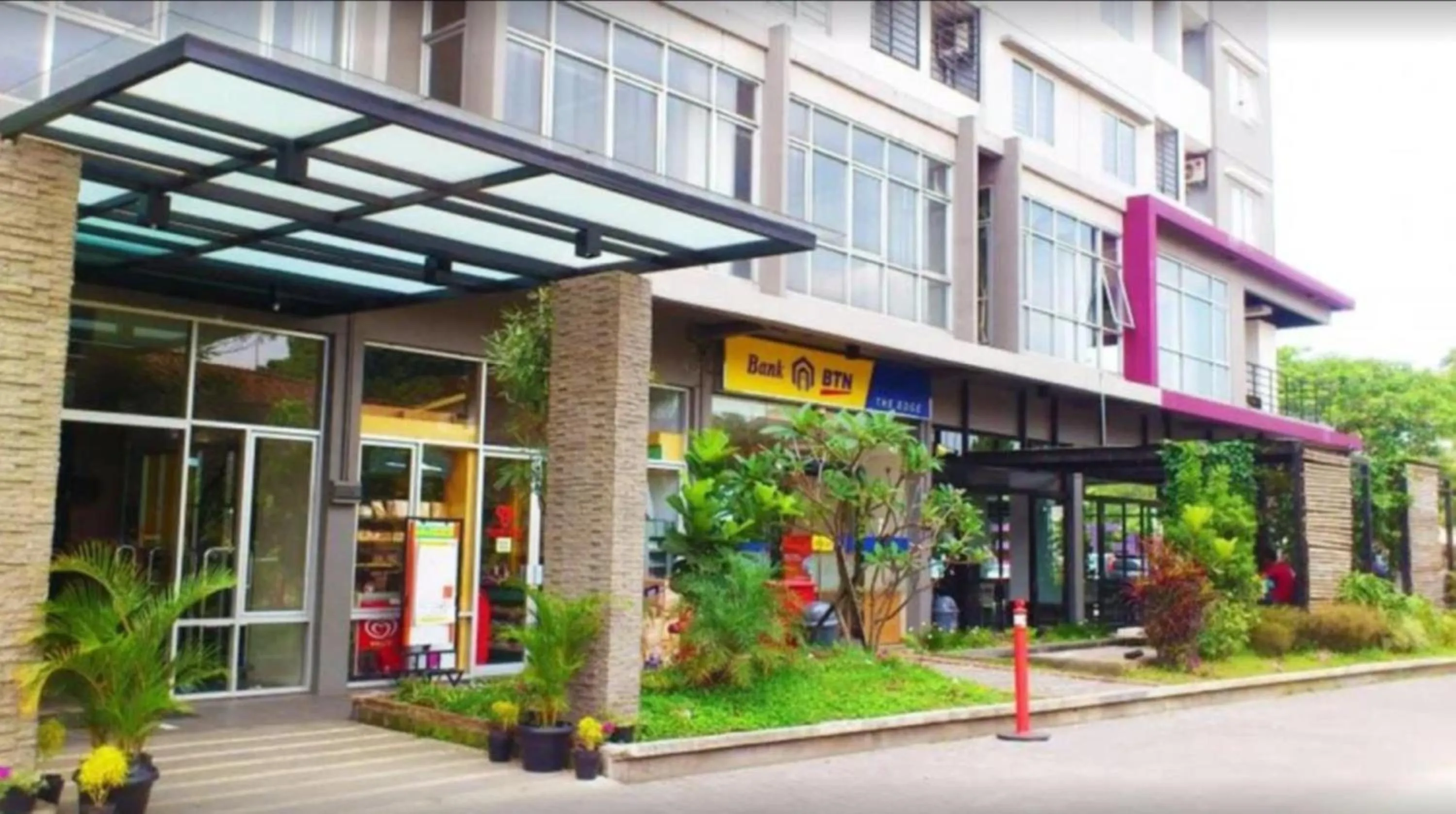 Restaurant/places to eat in Kamarku Apartment at The Edge