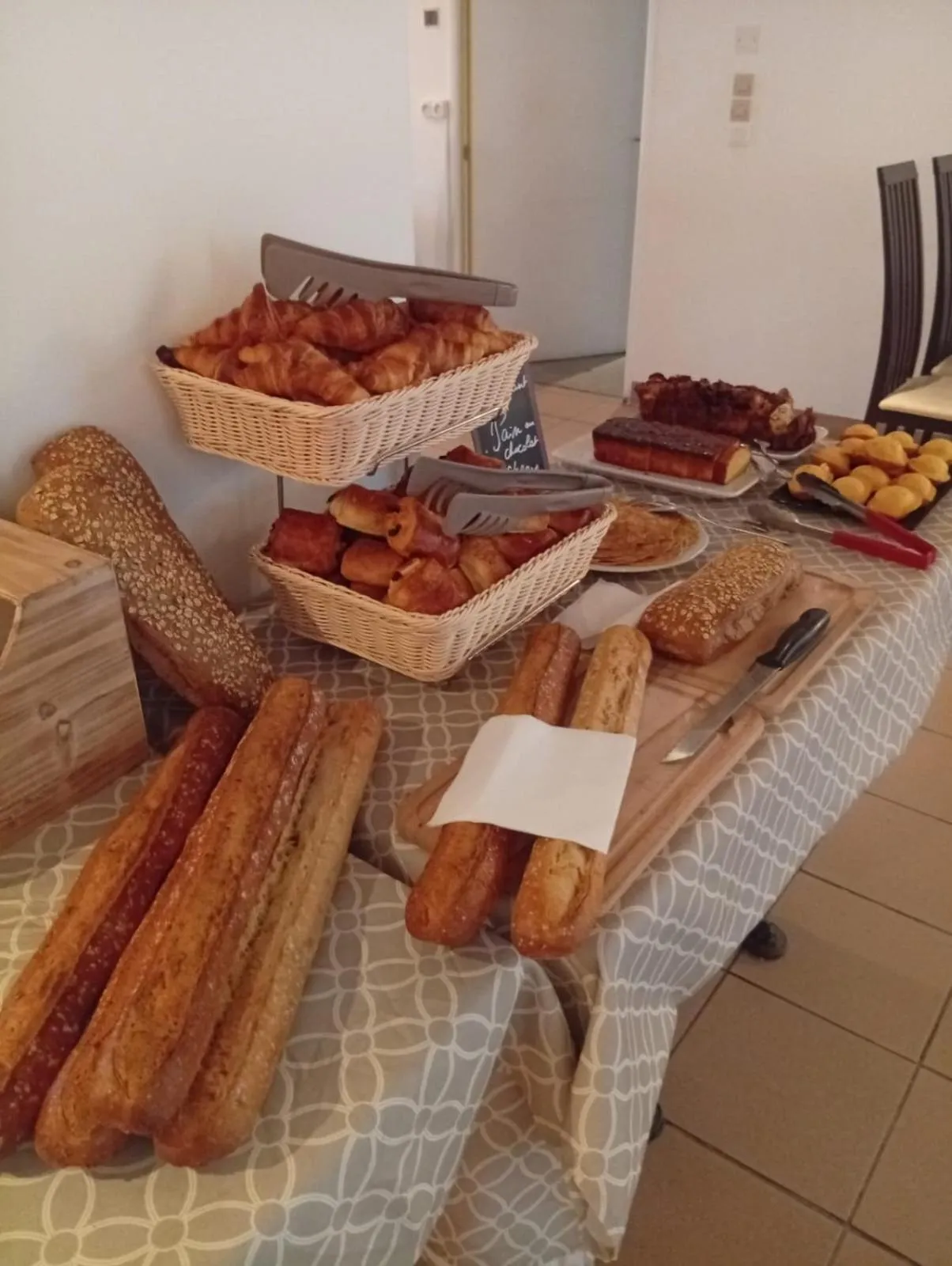 Breakfast in BRIT HOTEL Le Lion d'Or CHINON