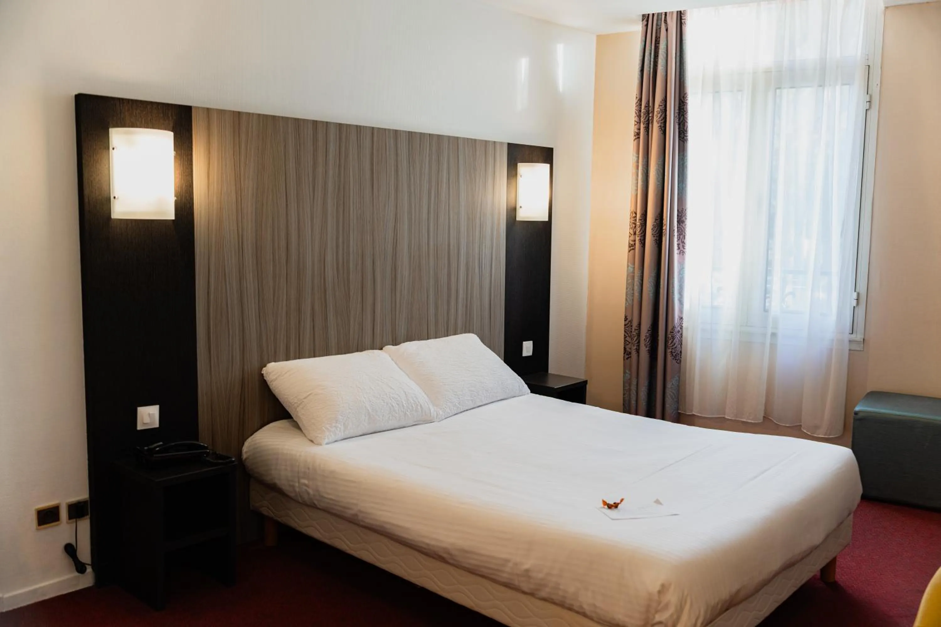 Photo of the whole room, Bed in BRIT HOTEL Le Lion d'Or CHINON