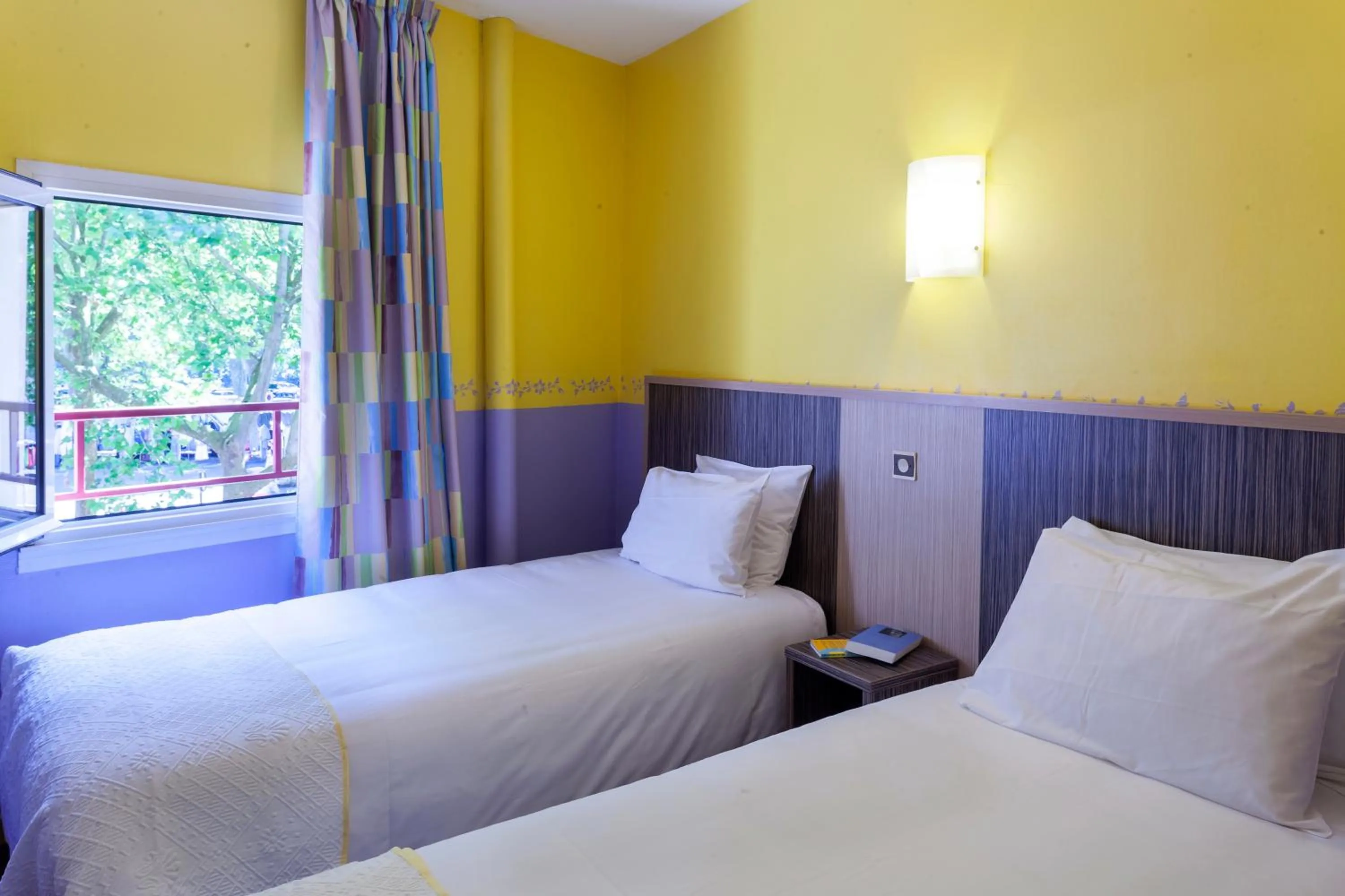 Bed in BRIT HOTEL Le Lion d'Or CHINON