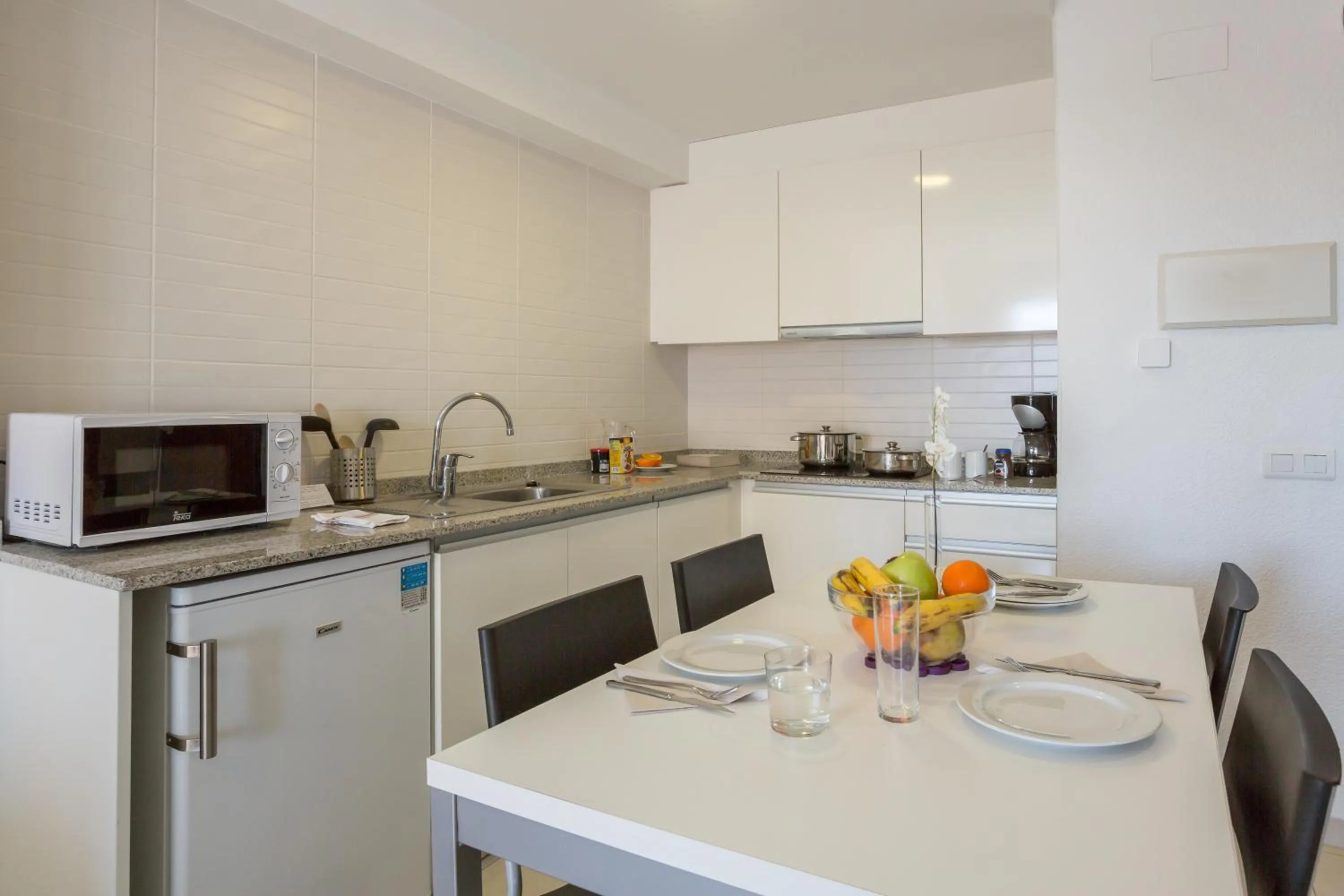 Kitchen or kitchenette in Pierre & Vacances Benidorm Levante - Adults Recommended