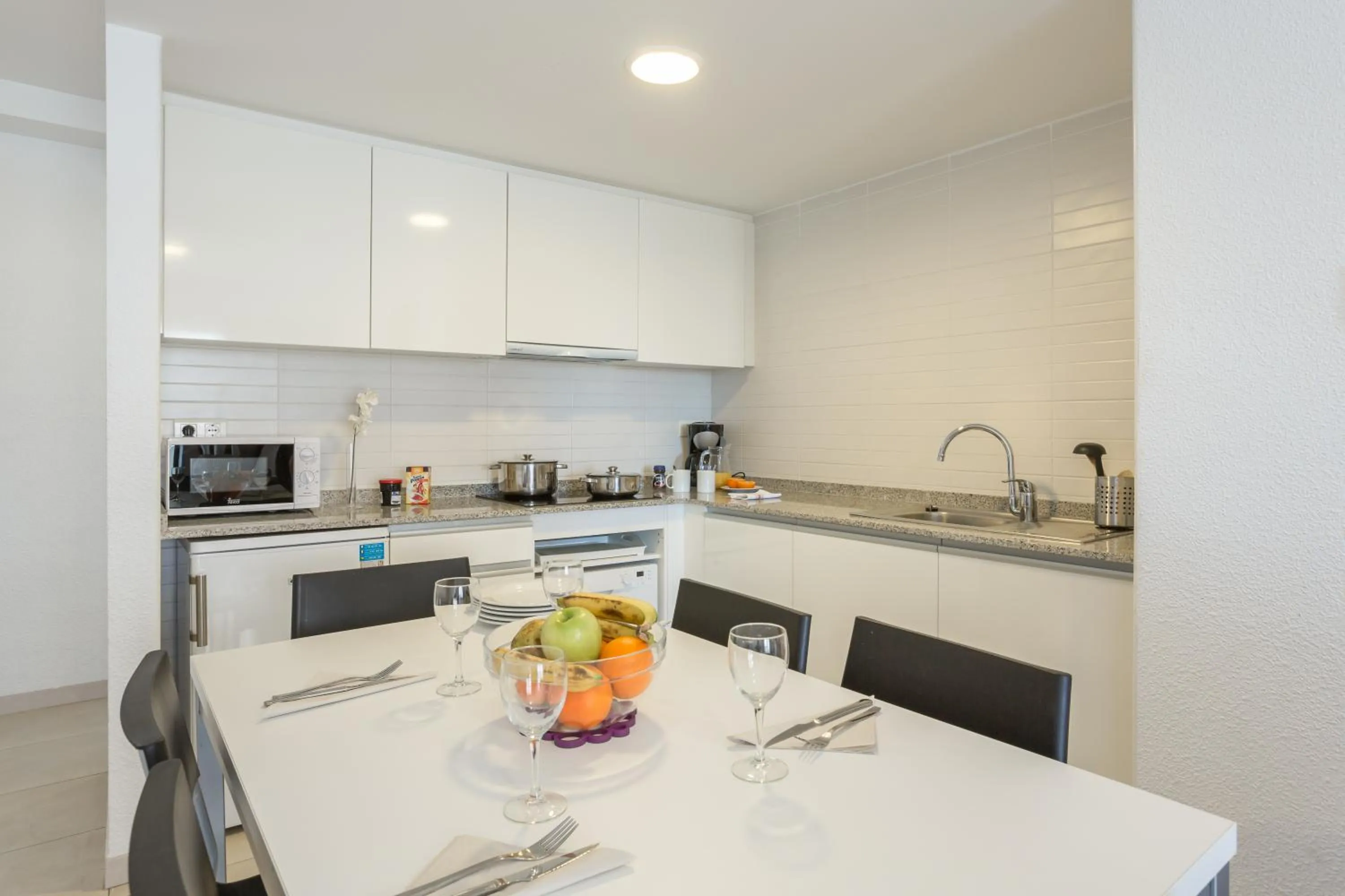 Kitchen or kitchenette in Pierre & Vacances Benidorm Levante - Adults Recommended