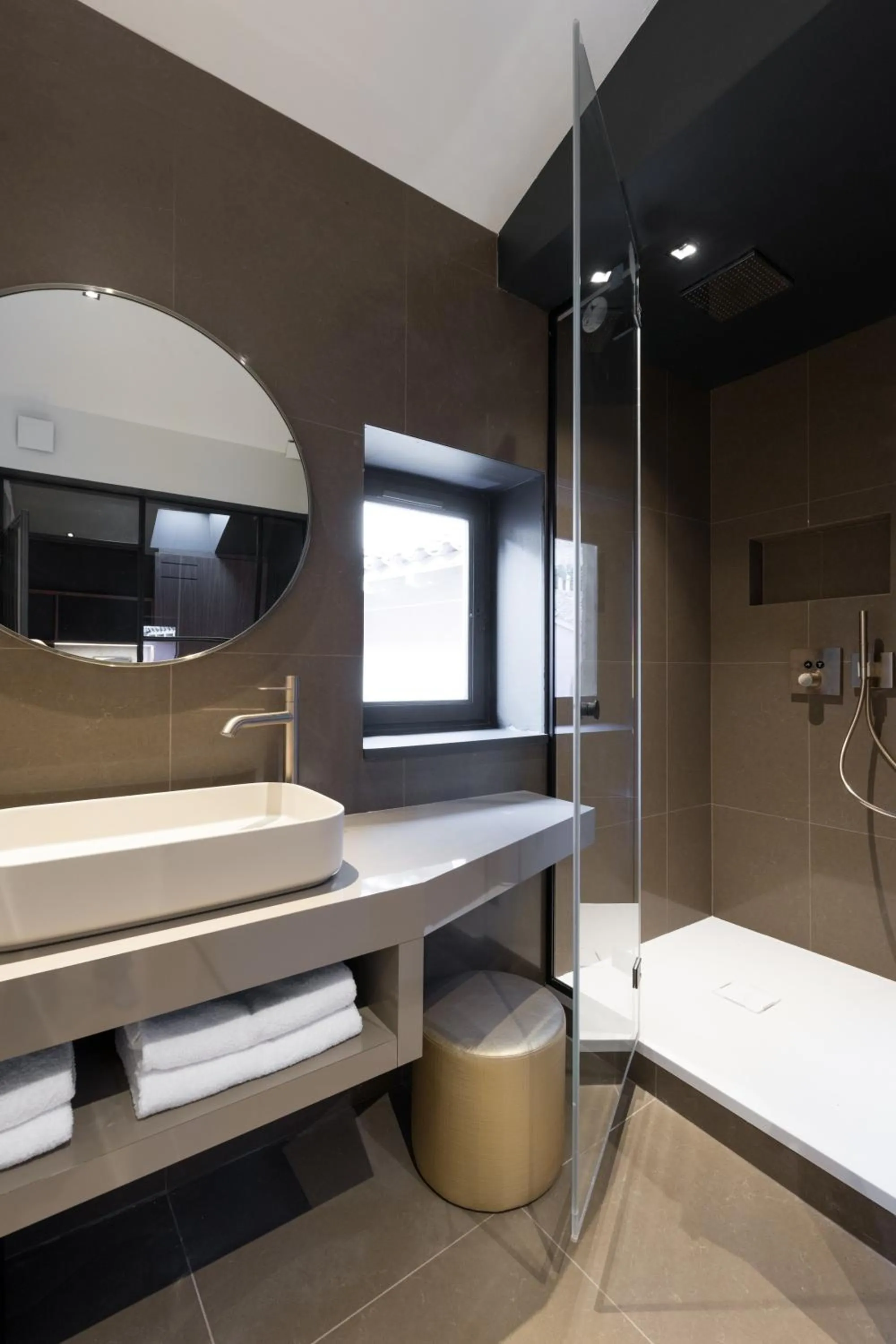 Shower, Bed in MiHotel Tour Rose