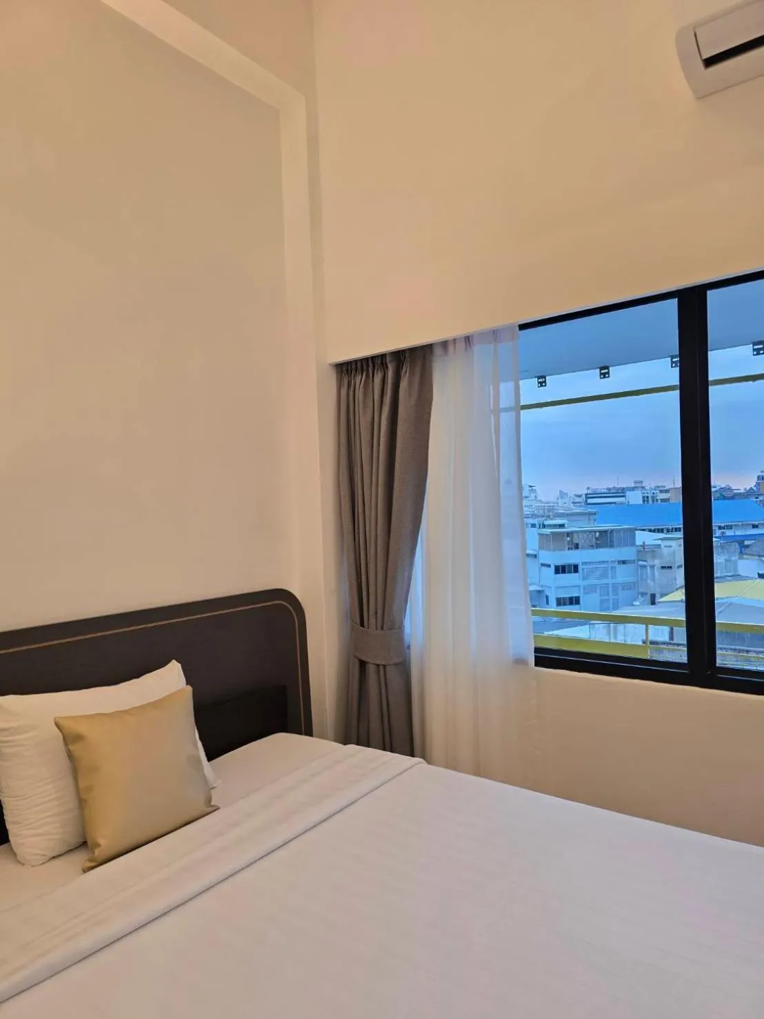 Bed in The Krungkasem Srikrung Hotel