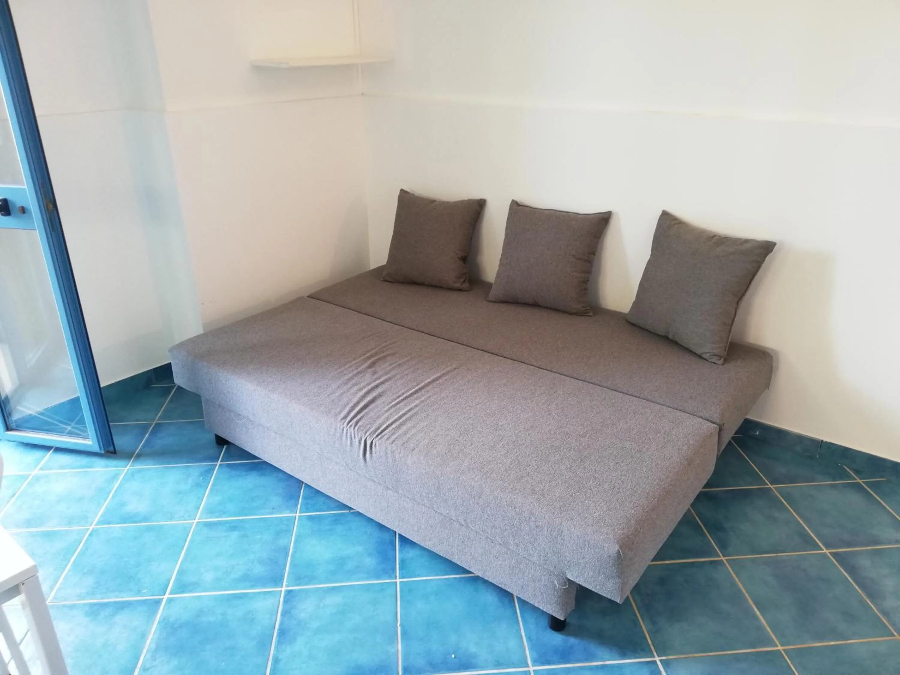 Seating area, Bed in Soleluna apartment