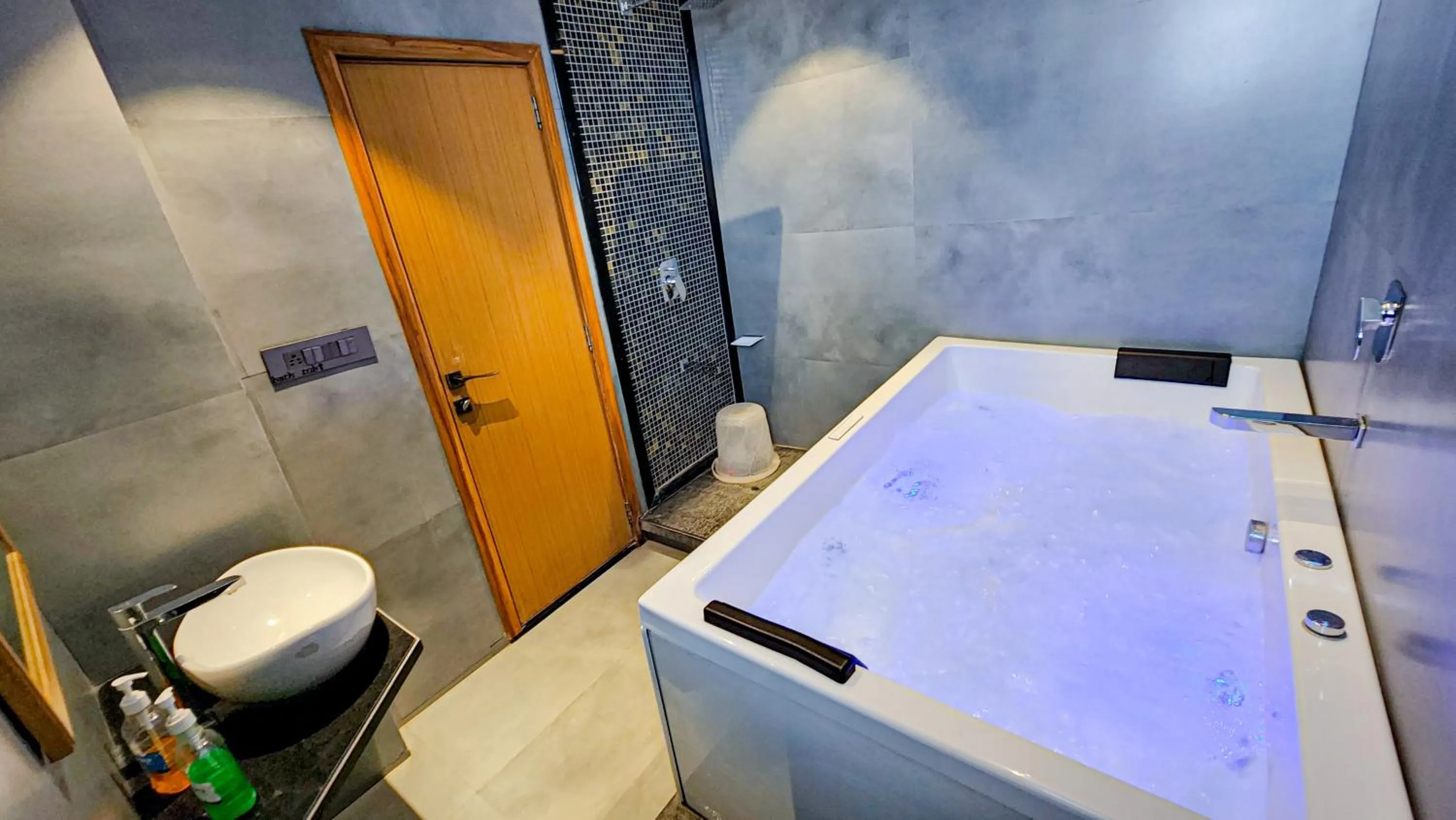 Hot Tub in Hotel Nova Boutique