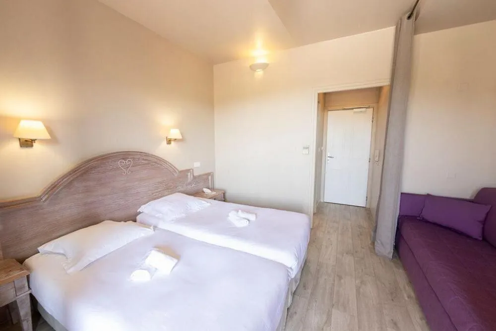 Bedroom, Bed in Vacances Bleues Hôtel Castel Luberon