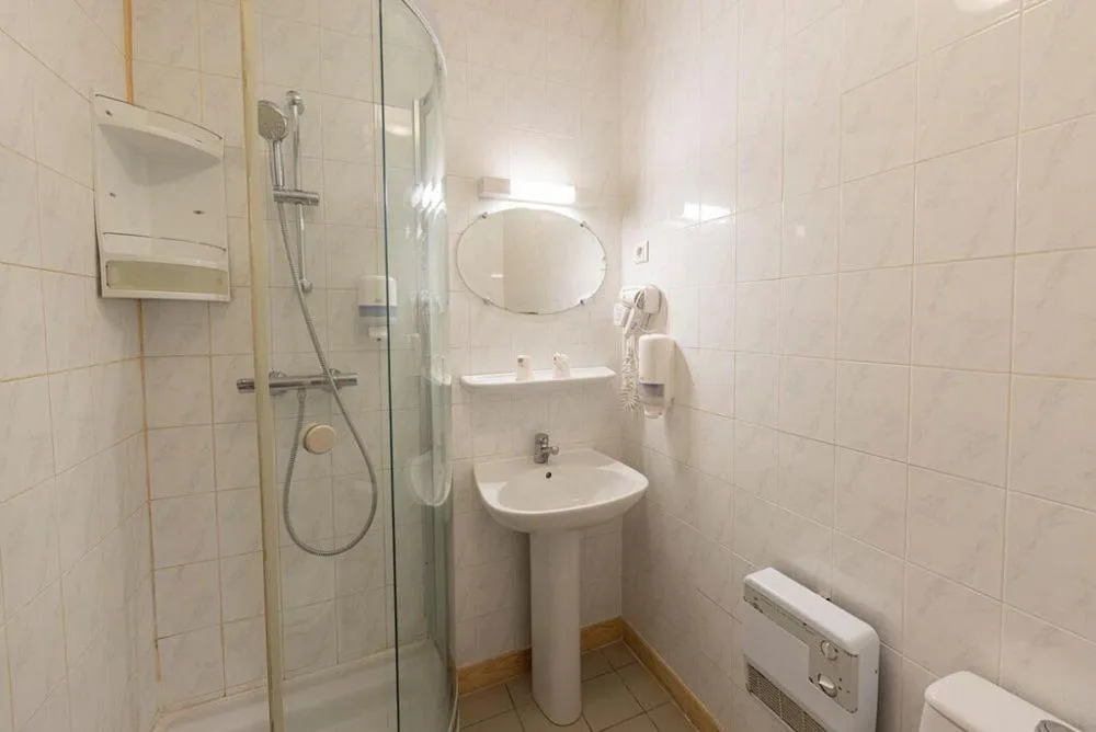 Shower in Vacances Bleues Hôtel Castel Luberon