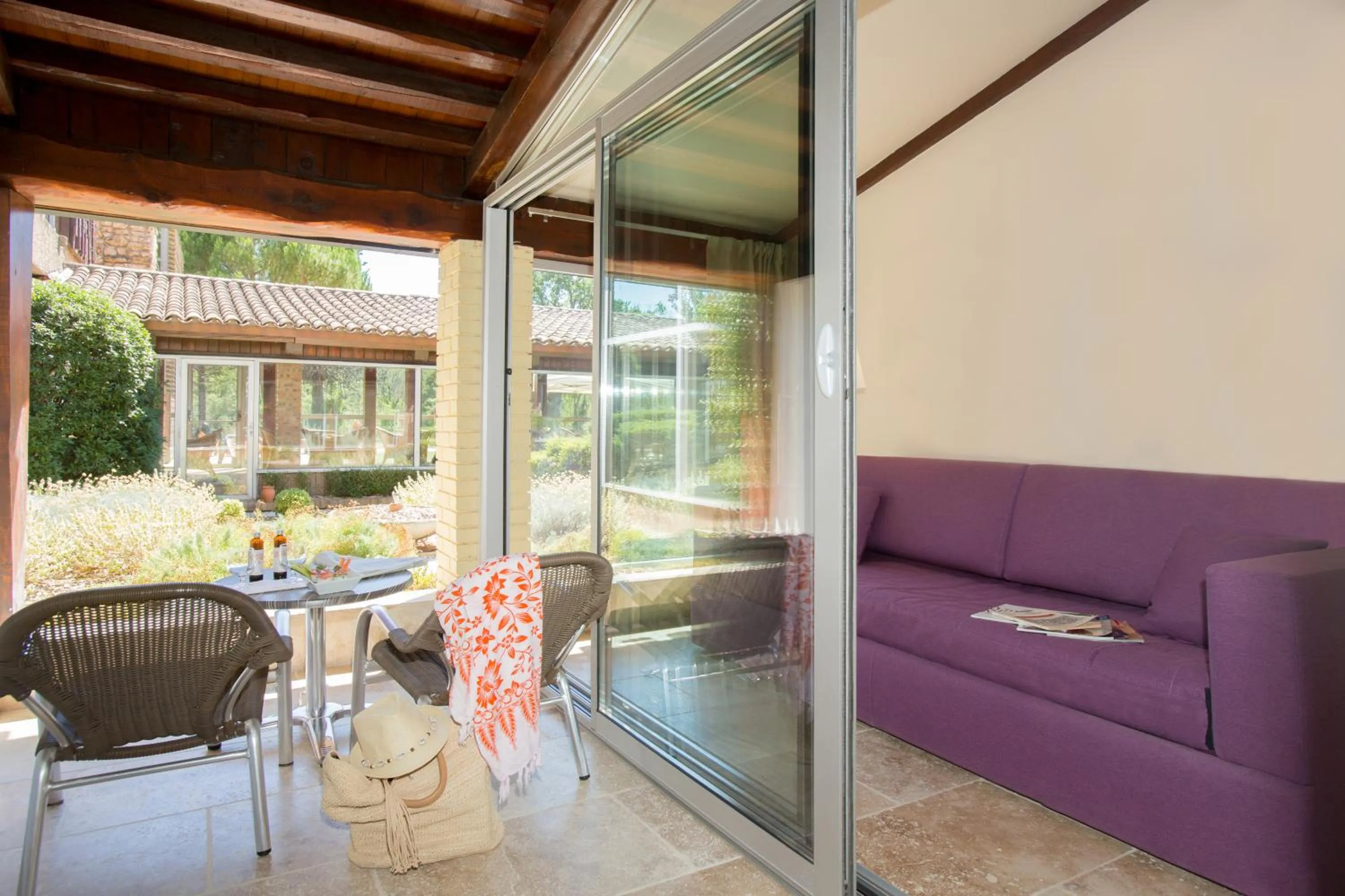 Patio in Vacances Bleues Hôtel Castel Luberon