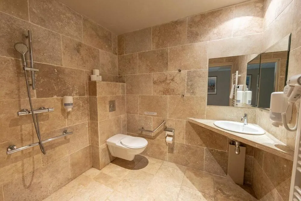 Shower in Vacances Bleues Hôtel Castel Luberon