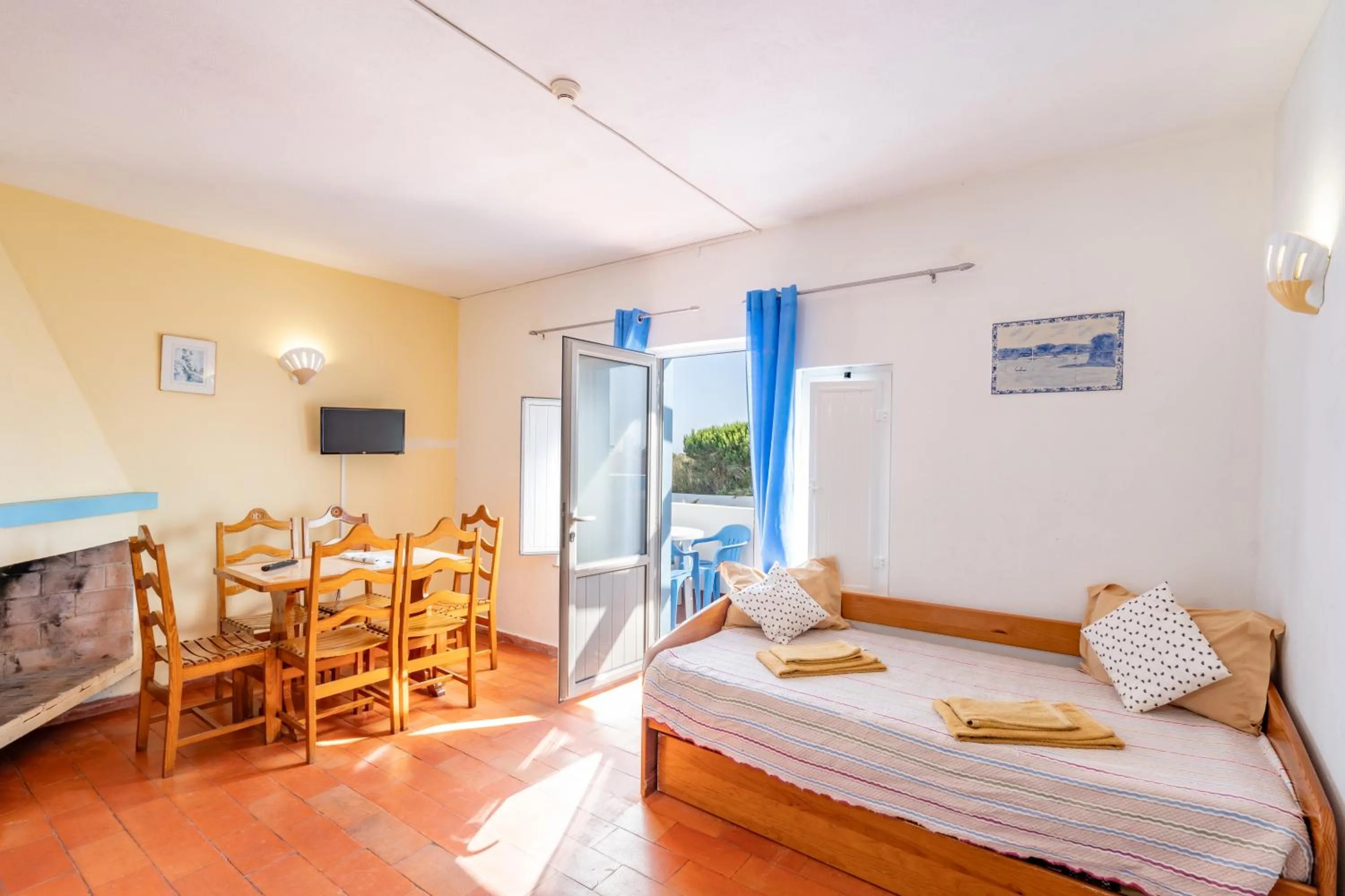 Living room, Bed in Quinta das Varandas by Umbral