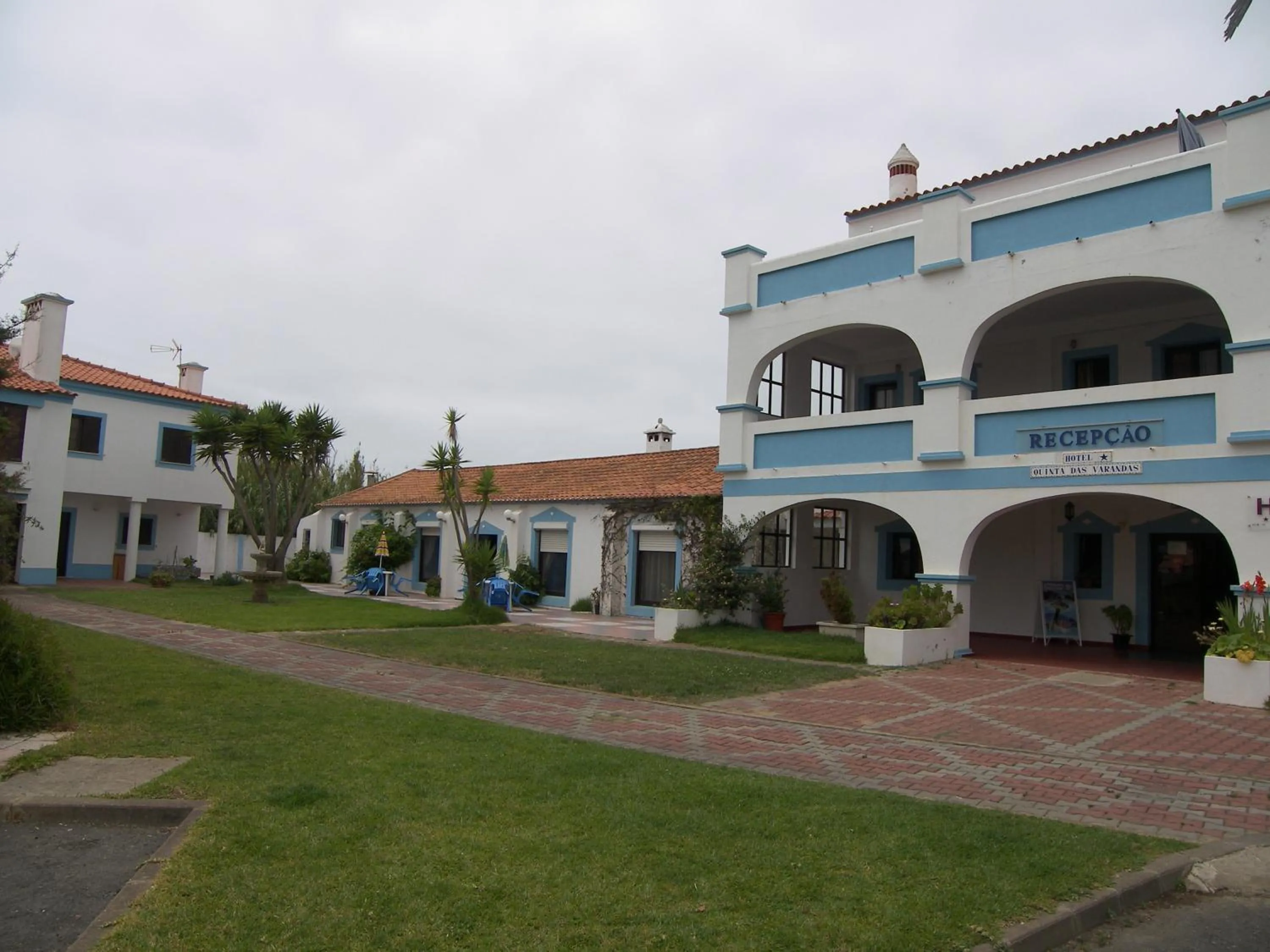 Facade/entrance in Quinta das Varandas by Umbral