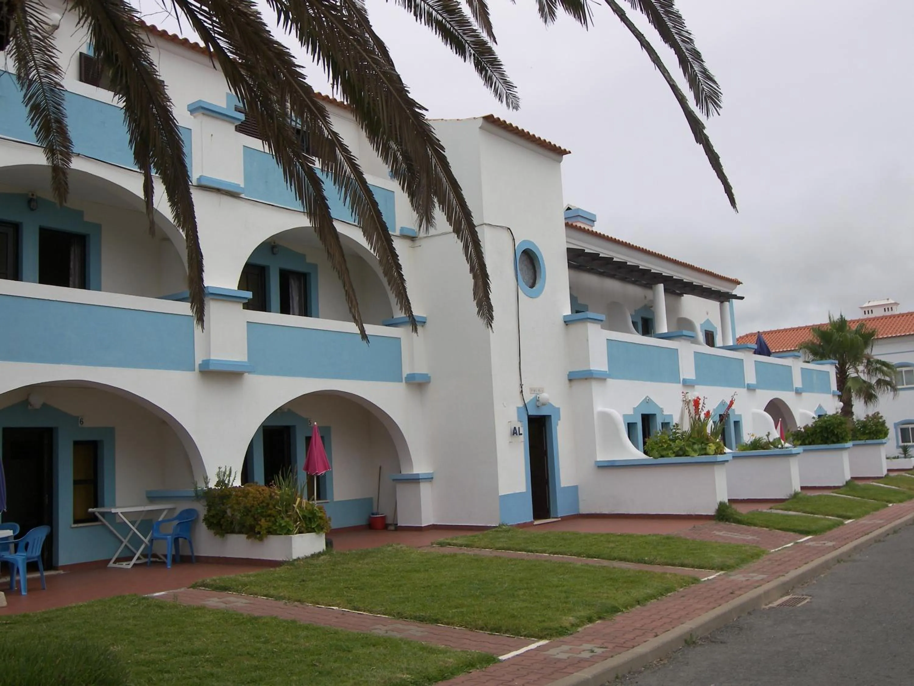 Facade/entrance in Quinta das Varandas by Umbral