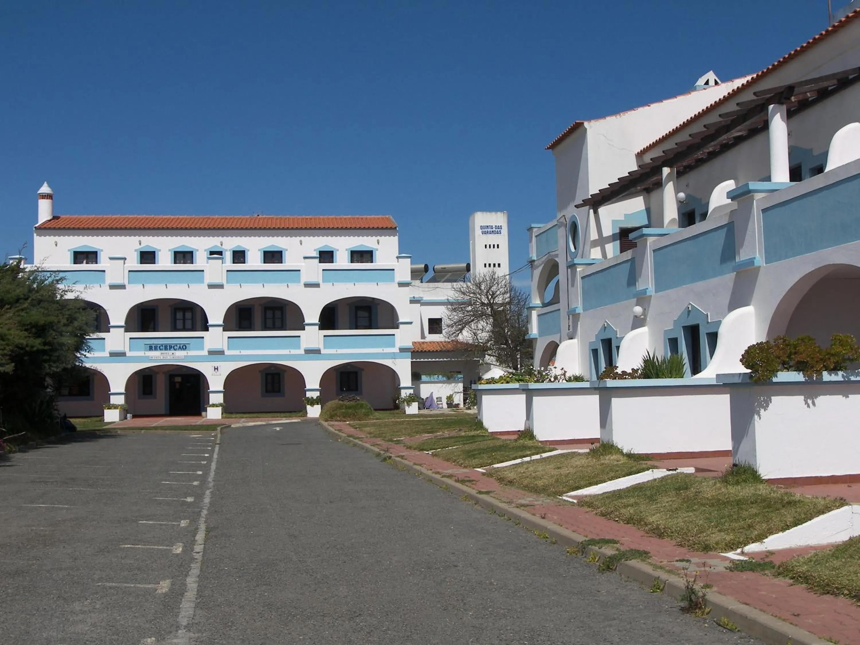 Facade/entrance in Quinta das Varandas by Umbral
