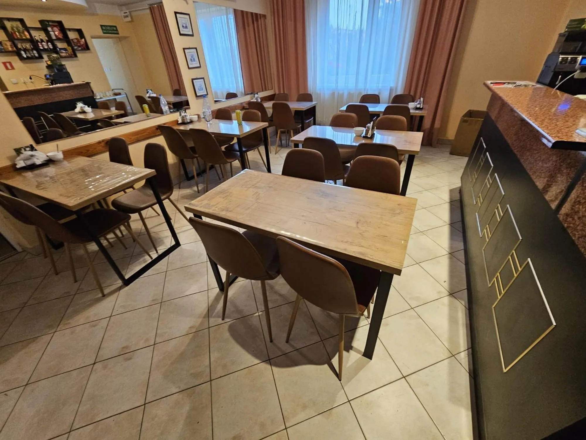 Restaurant/places to eat in Hotel Eden 24h