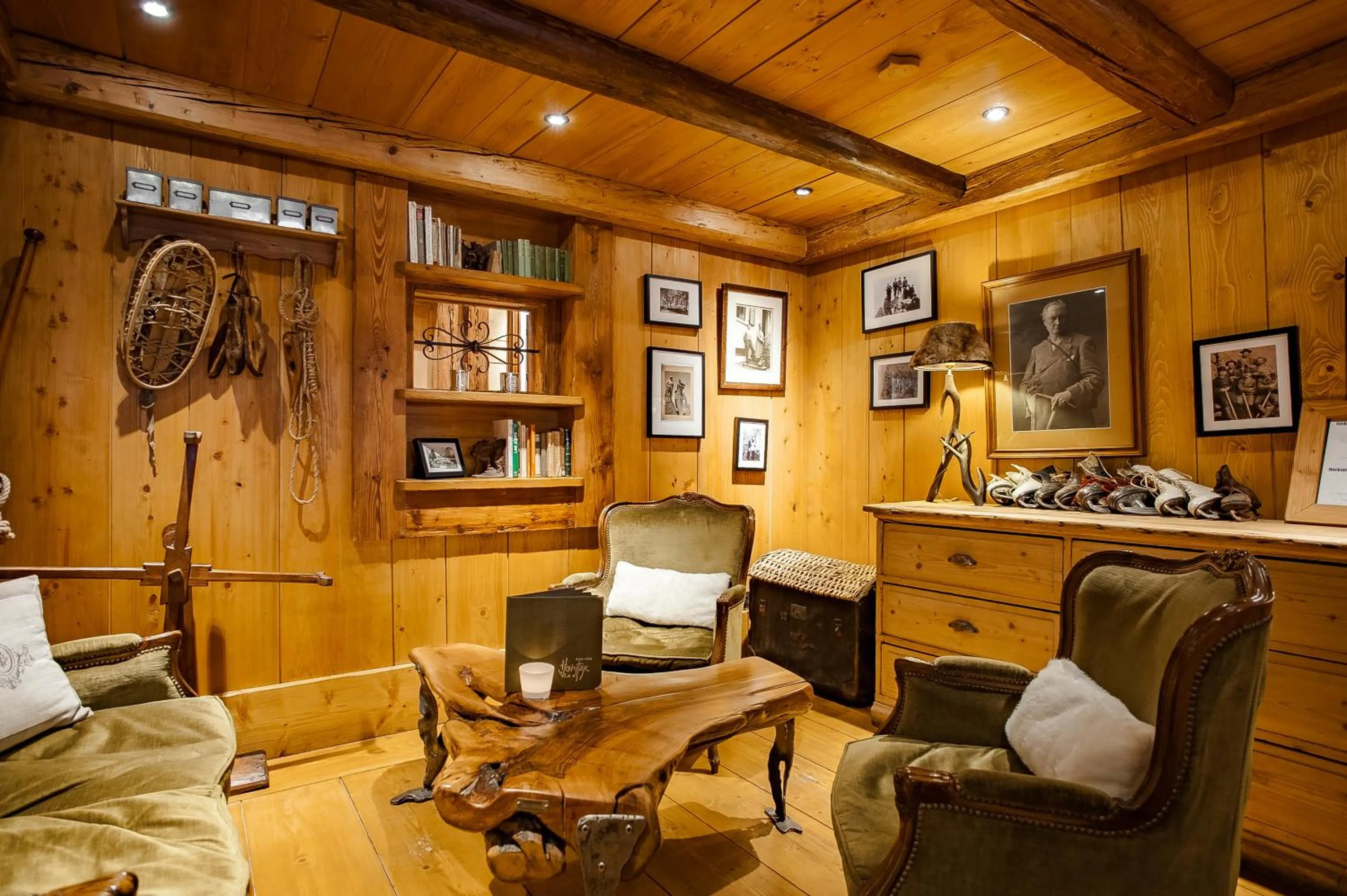 Lounge or bar in Chalet-Hôtel Hermitage