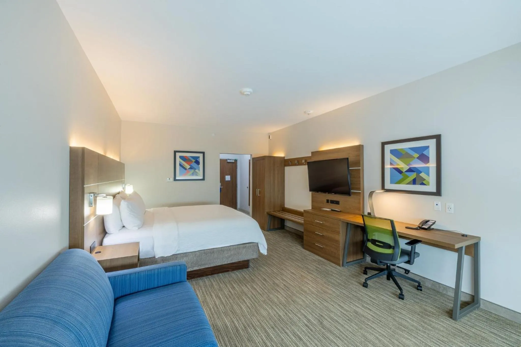 Photo of the whole room, Bed in Holiday Inn Express & Suites Lindale - Tyler by IHG