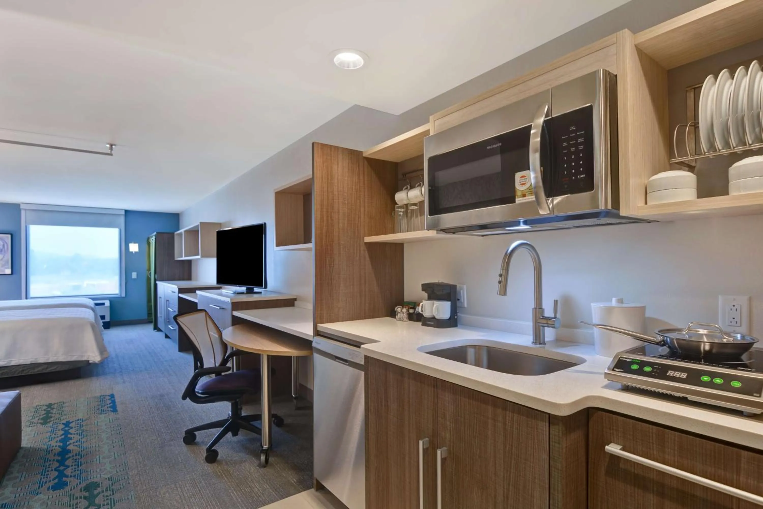 Kitchen or kitchenette, Bed in Home2 Suites Williston Burlington, Vt