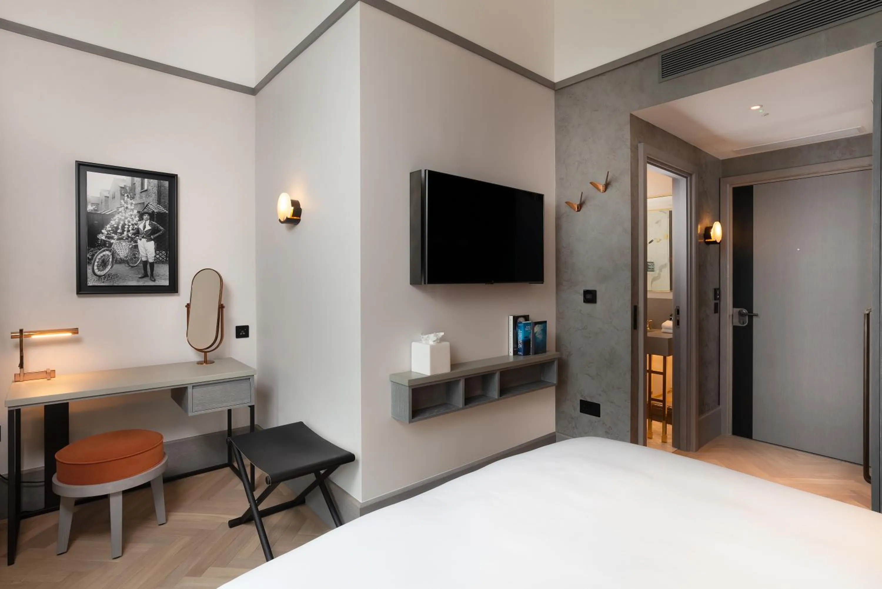 TV and multimedia, Bed in Hart Shoreditch Hotel London, Curio Collection by Hilton
