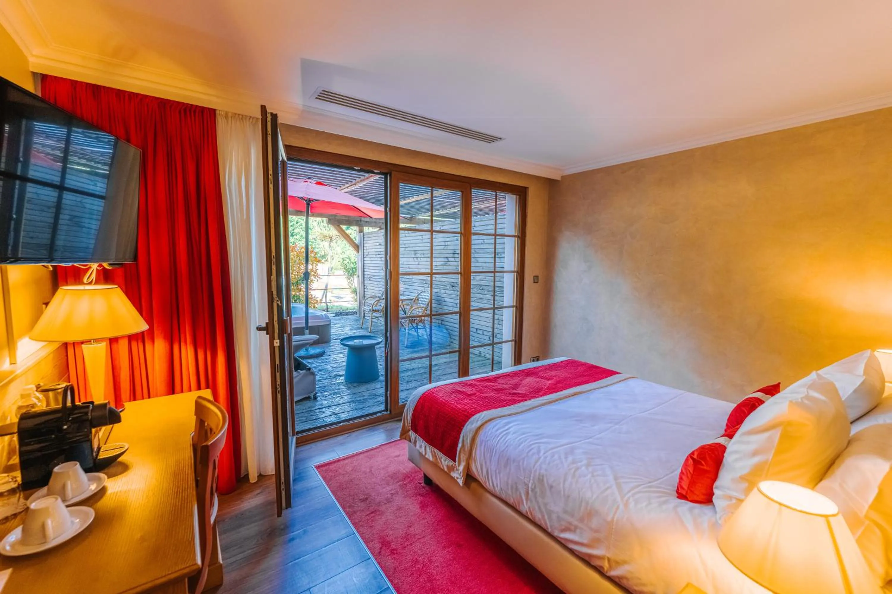 Bed in Les Violettes Hotel & Spa