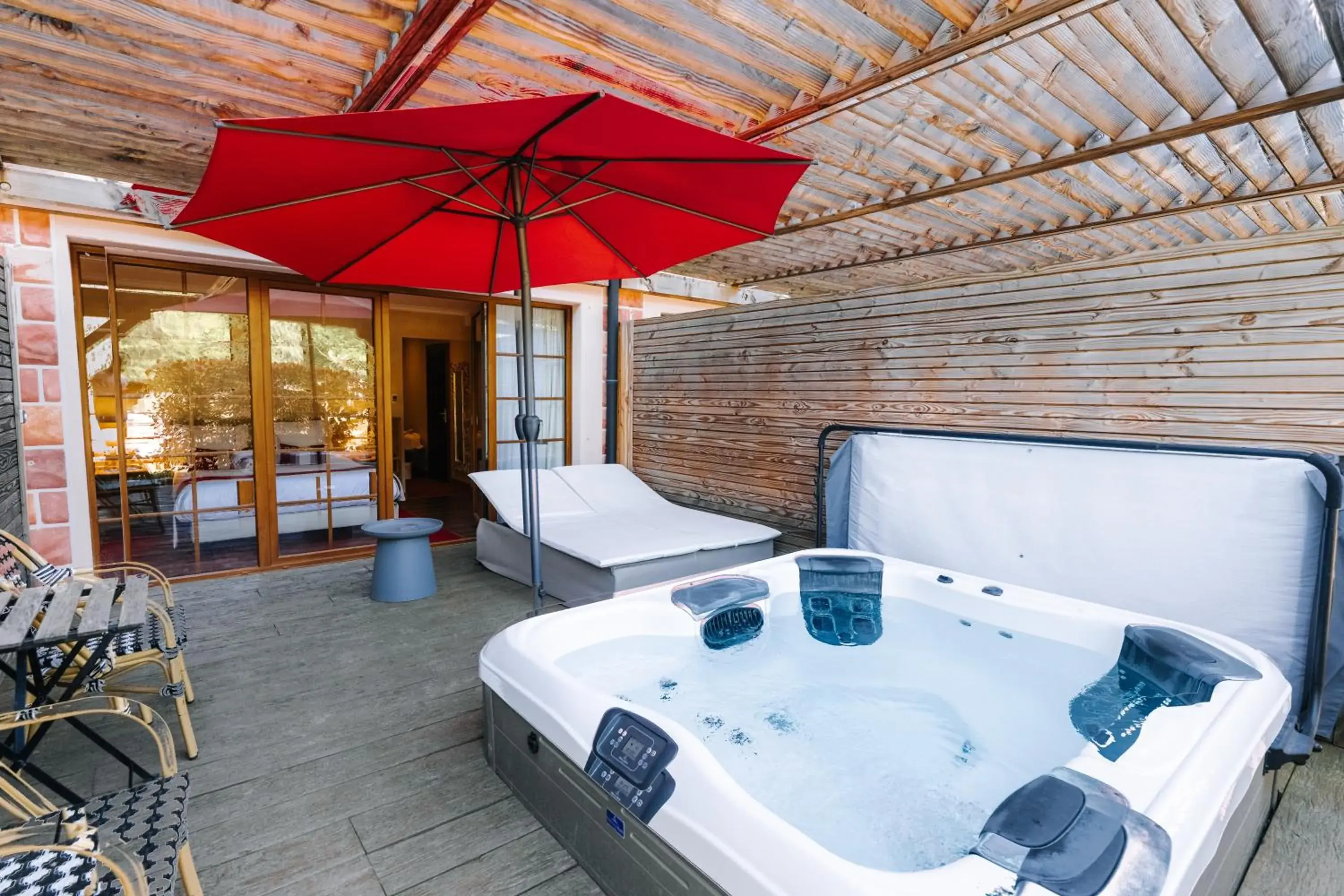 Romantique Classique avec jacuzzi privatif in Les Violettes Hotel & Spa Romantique Classique avec jacuzzi privatif in Les Violettes Hotel & Spa