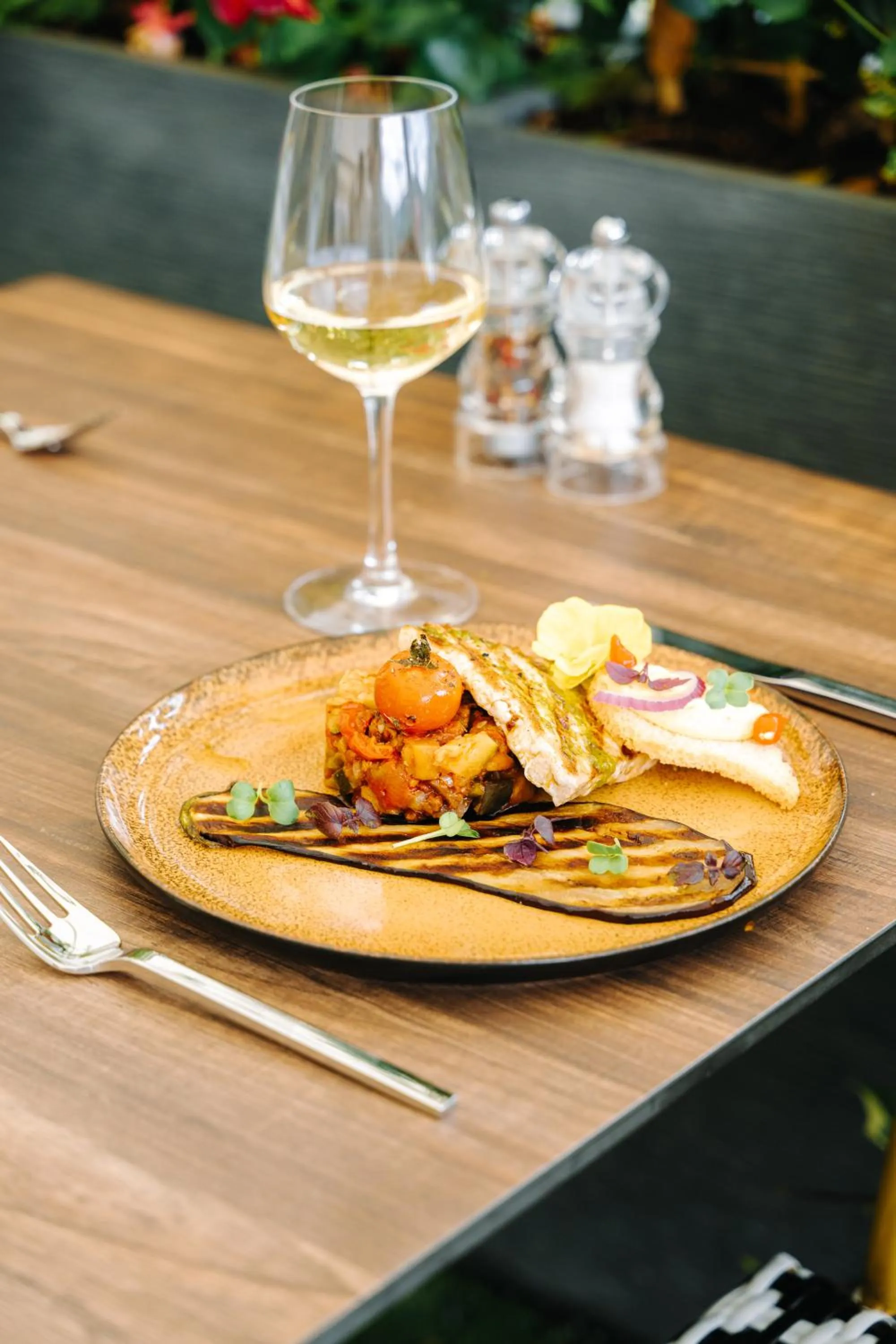 Restaurant/places to eat in Les Violettes Hotel & Spa